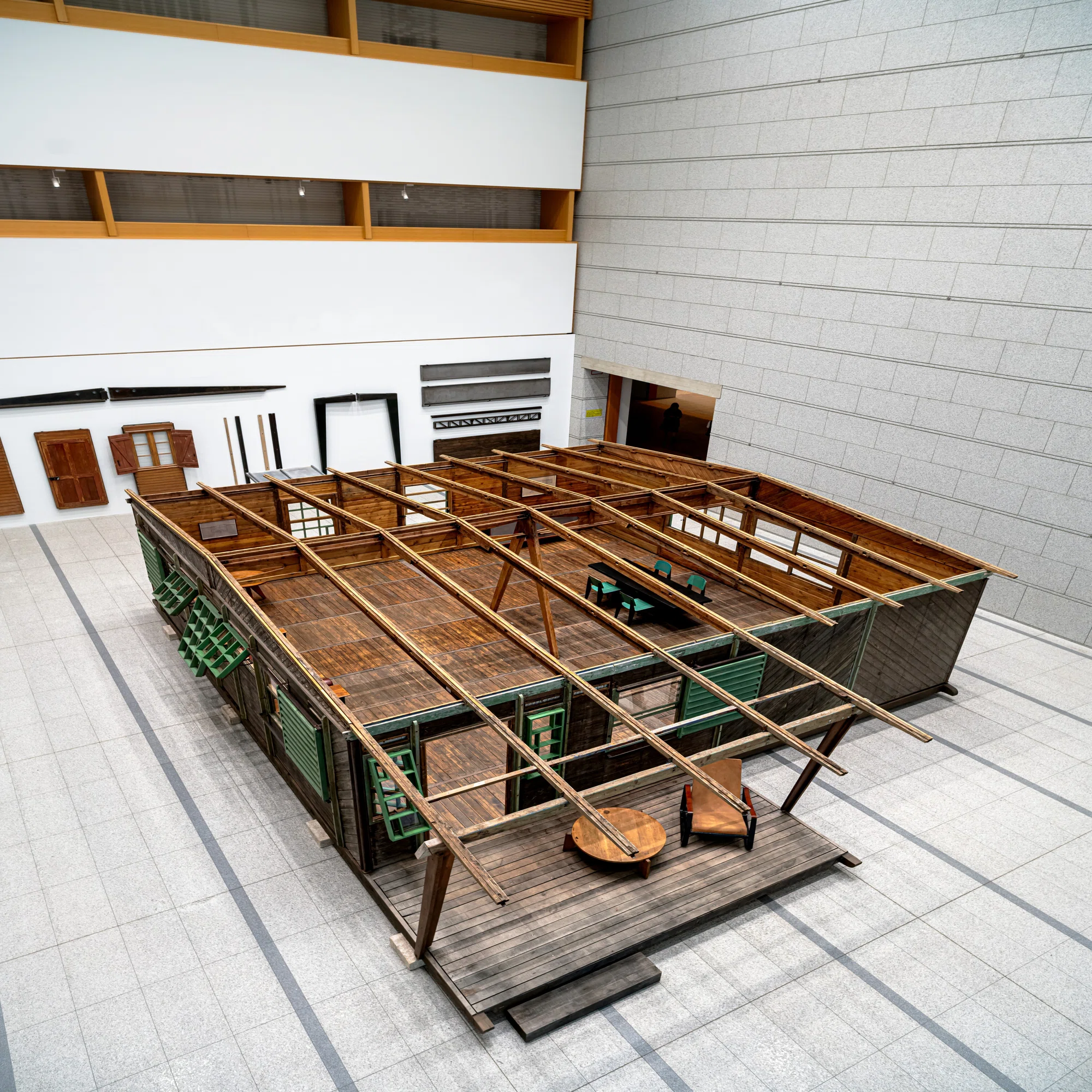 ジャン・プルーヴェ展 椅子から建築まで－－東京都現代美術館 