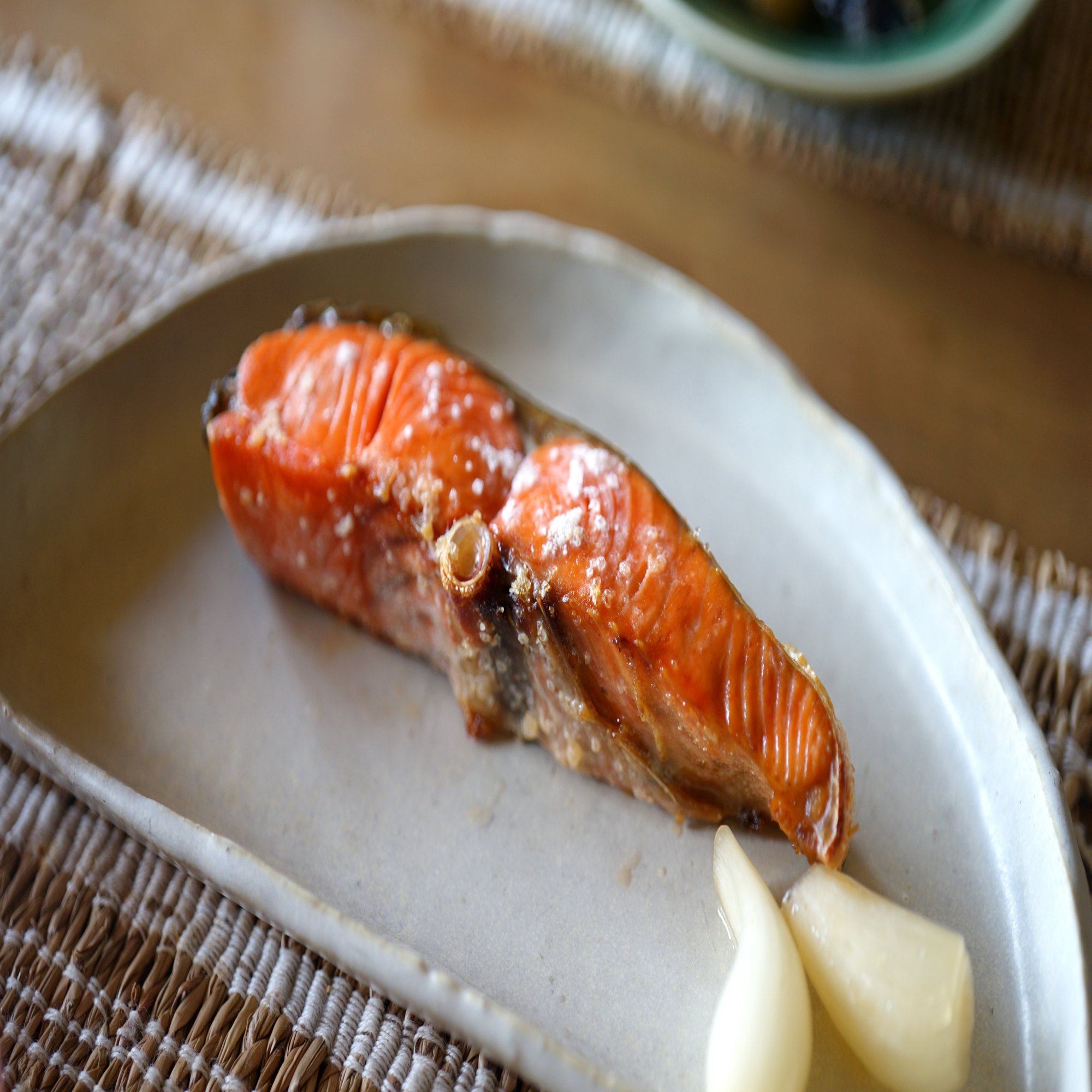 たった80円で革命が起きる 塩とふり方で 絶品 鮭の塩焼き 笠原なつみ 元気がなくても作れるレシピをお届け ふんわり糀家 Note