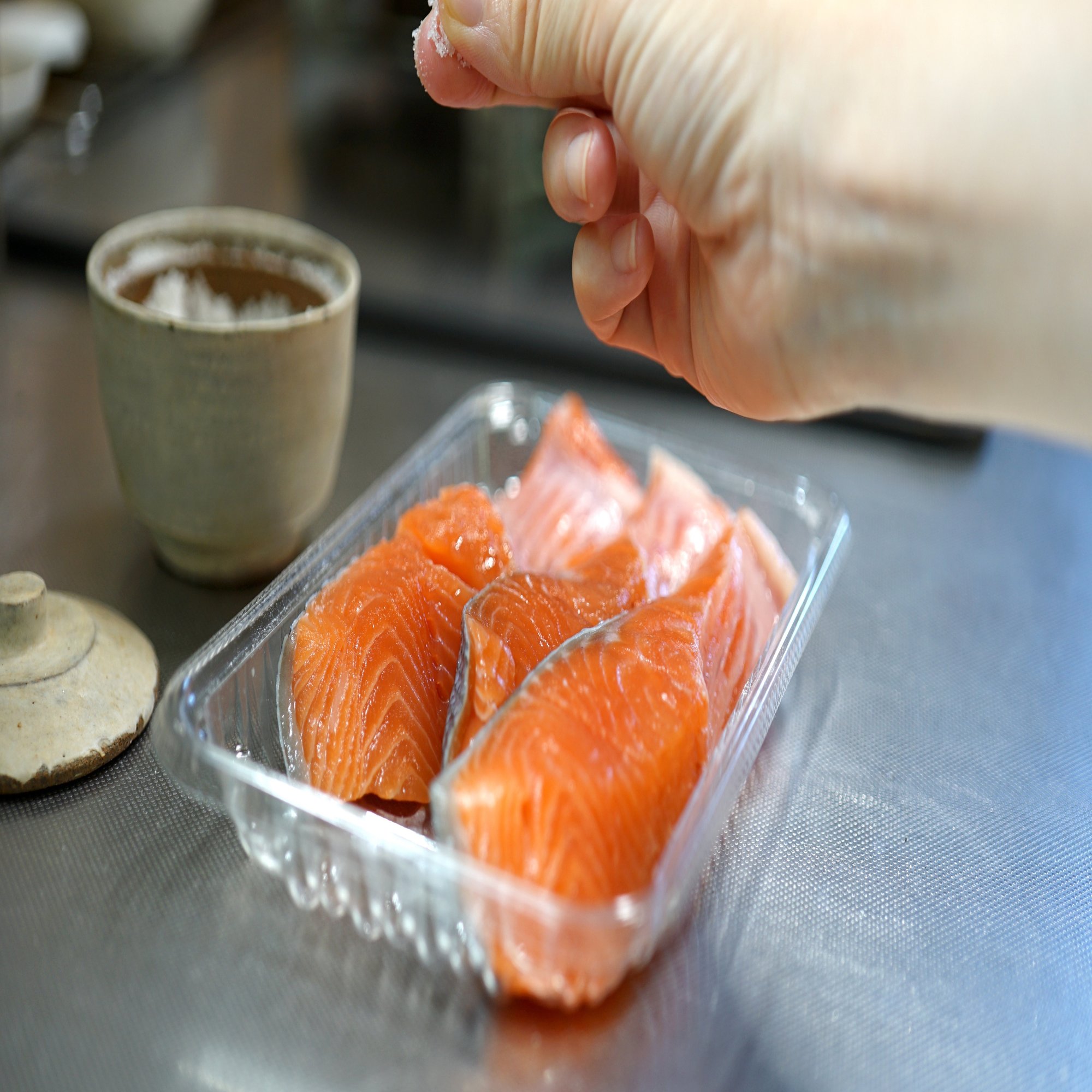 たった80円で革命が起きる 塩とふり方で 絶品 鮭の塩焼き 笠原なつみ 元気がなくても作れるレシピをお届け ふんわり糀家 Note