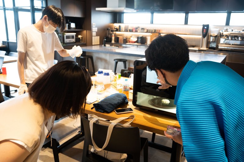 左奥にいらっしゃるのはインターンの栃木 盛宇(とちぎ もりたか)さんです。栃木さんは専門学校で3Dプリンタに興味を持ち、現在は若杉さんと共に研究に取り組んでいるそうです。