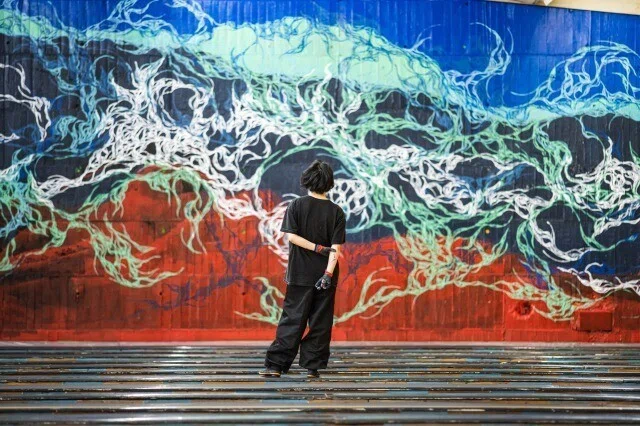 その時その場所の空間を楽しむ【抽象作家・kuroma】｜三豊鶴 公式ブログ