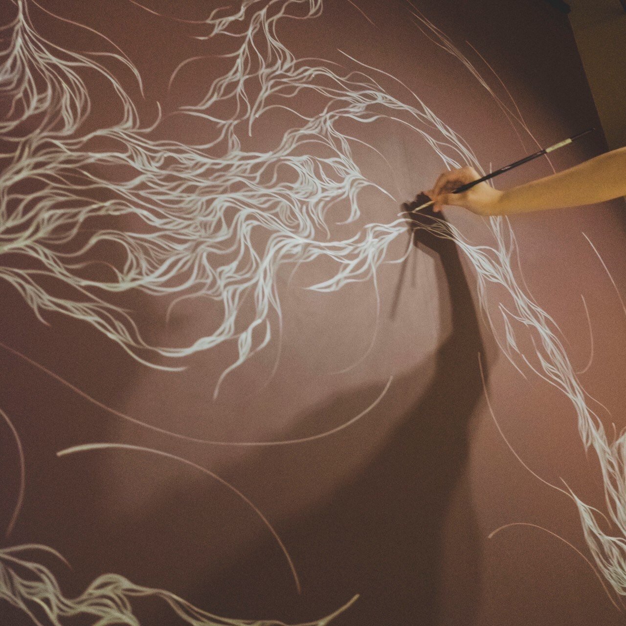 その時その場所の空間を楽しむ【抽象作家・kuroma】｜三豊鶴 公式ブログ