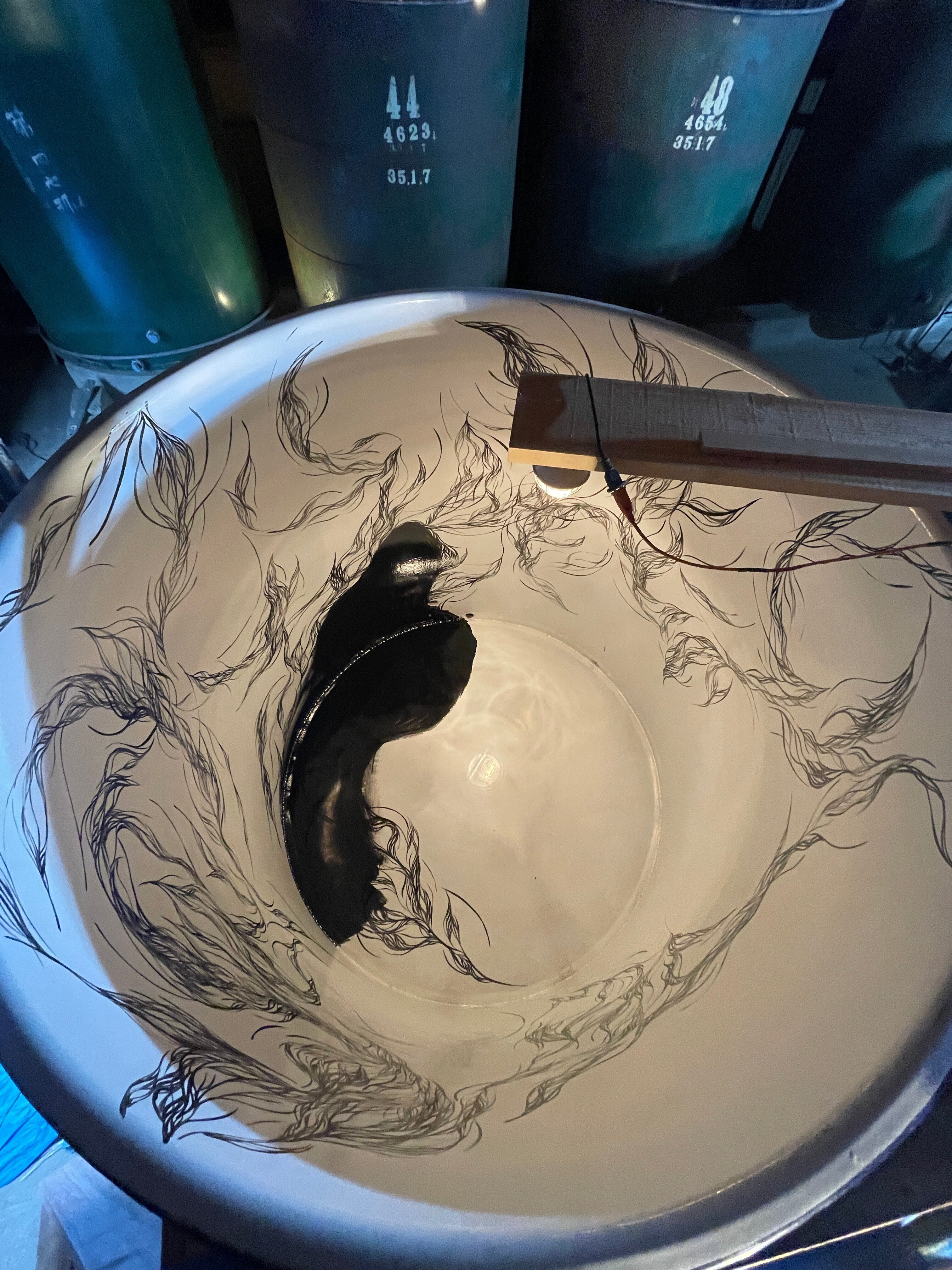 その時その場所の空間を楽しむ【抽象作家・kuroma】｜三豊鶴 公式ブログ