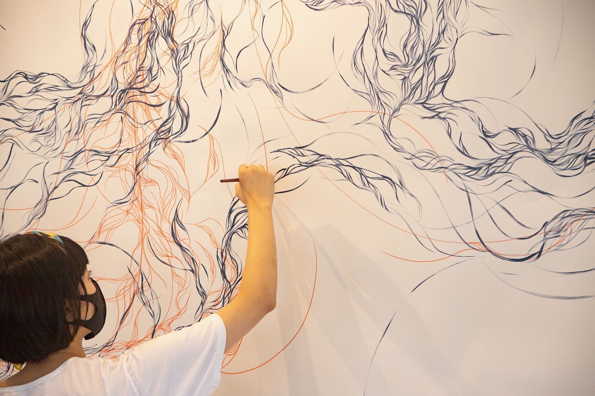 その時その場所の空間を楽しむ【抽象作家・kuroma】｜三豊鶴 公式ブログ