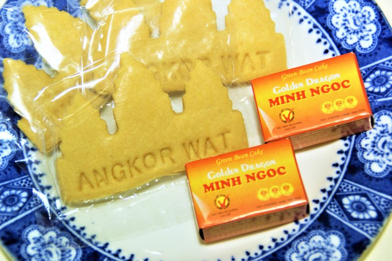 ＜旅行記（2011年ベトナム&カンボジア）：番外編＞  　カンボジア＆ベトナム菓子。  カンボジア菓子は、アンコールワットを模ったクッキー。日本人女性が考案したもので、現地のカシューナッツを使い、現地の女性達が焼き上げています。当時、帰国後すぐ、料理教室の皆さまに、お土産として食べて頂きました。あれから、10年以上も経つのかと思うと、本当に懐かしくて…。この旅行記を書きながら、また、楽しく、気兼ねなく、海外旅行が出来る日を願うばかりです。