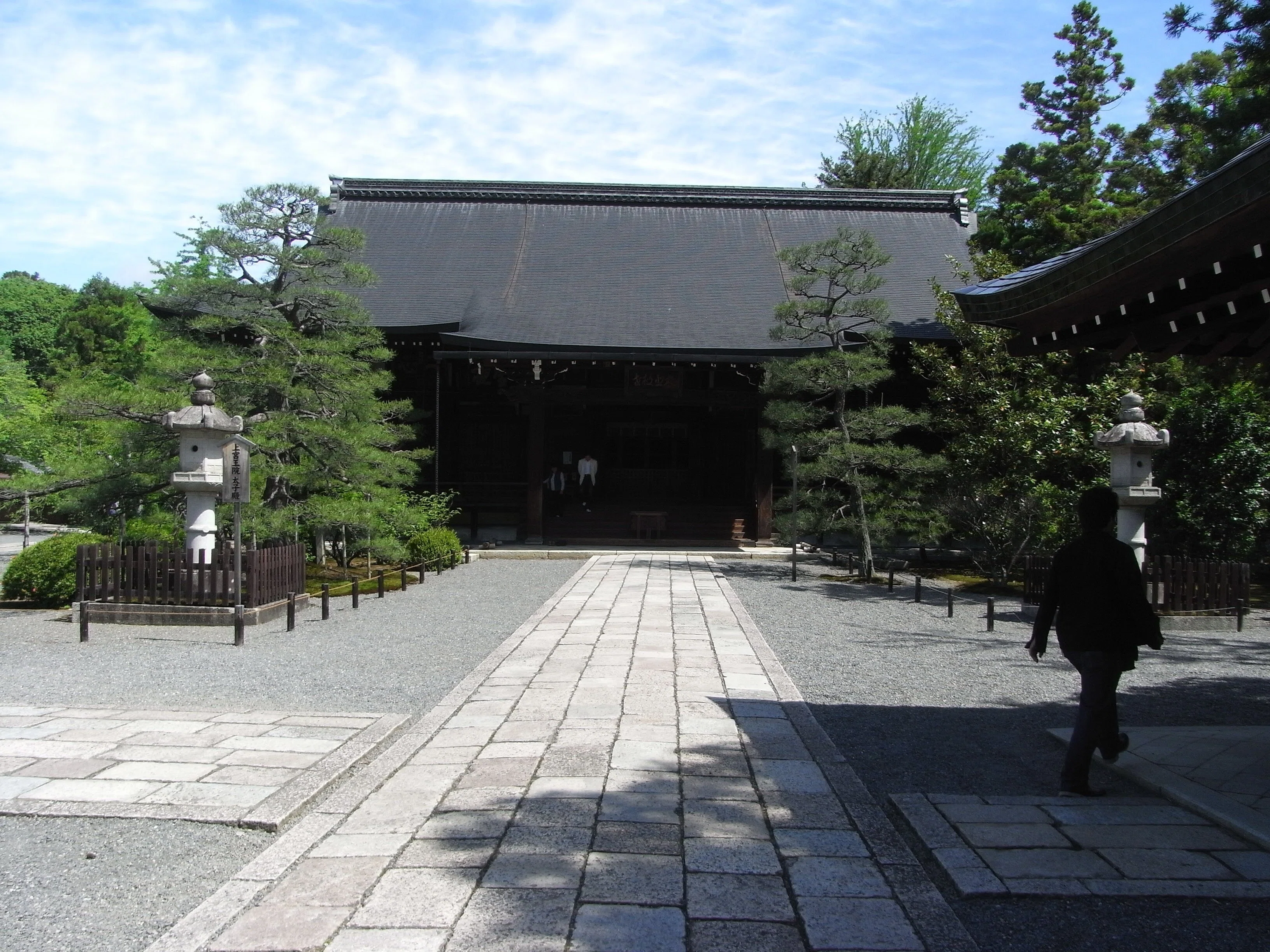 今上天皇の衣装を着る聖徳太子「広隆寺・大酒神社」秦河勝「蛇塚古墳
