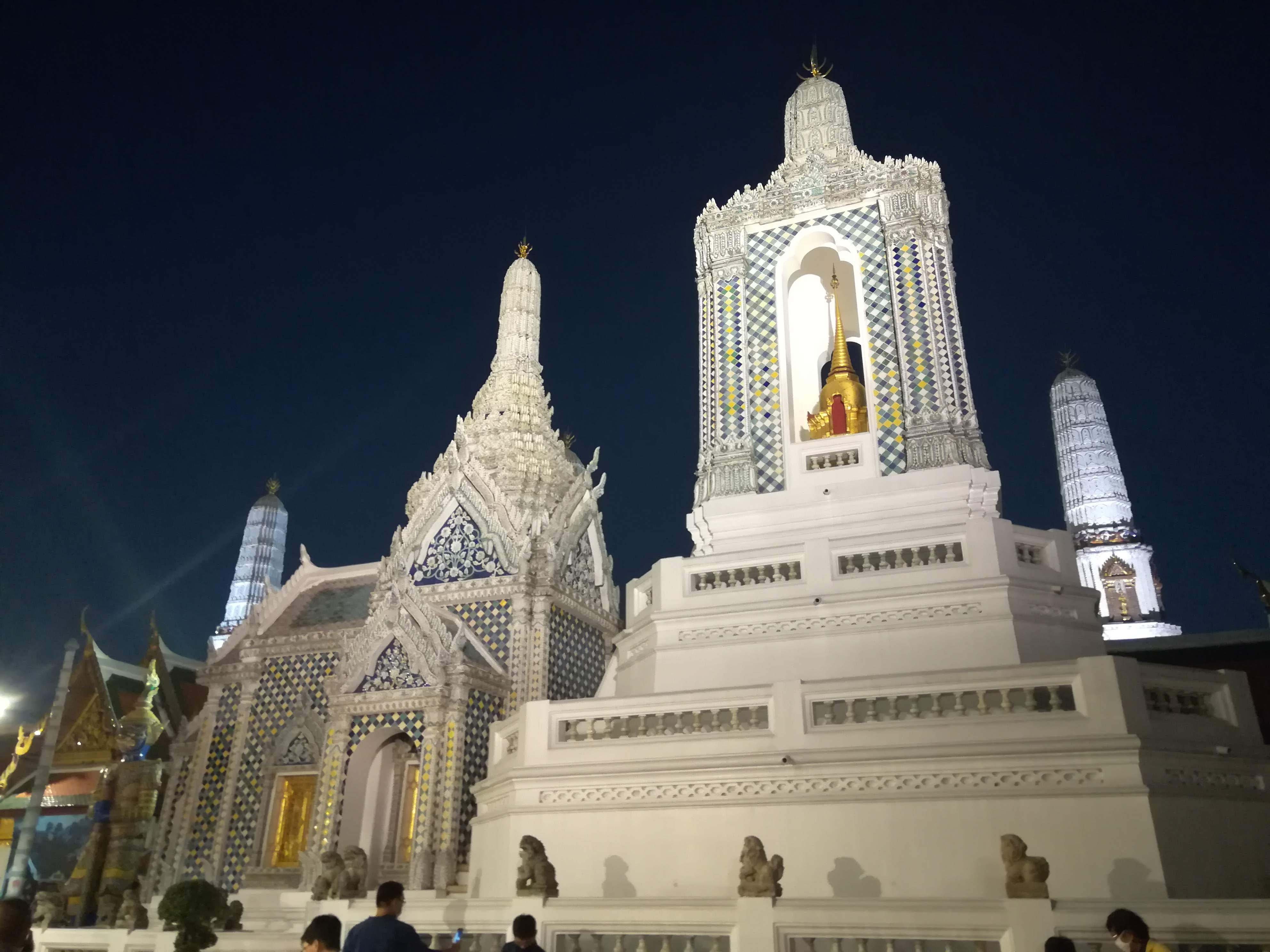 東南アジアの風景 (187) タイ｜バンコク｜エメラルド寺院の夜間入場｜Katy