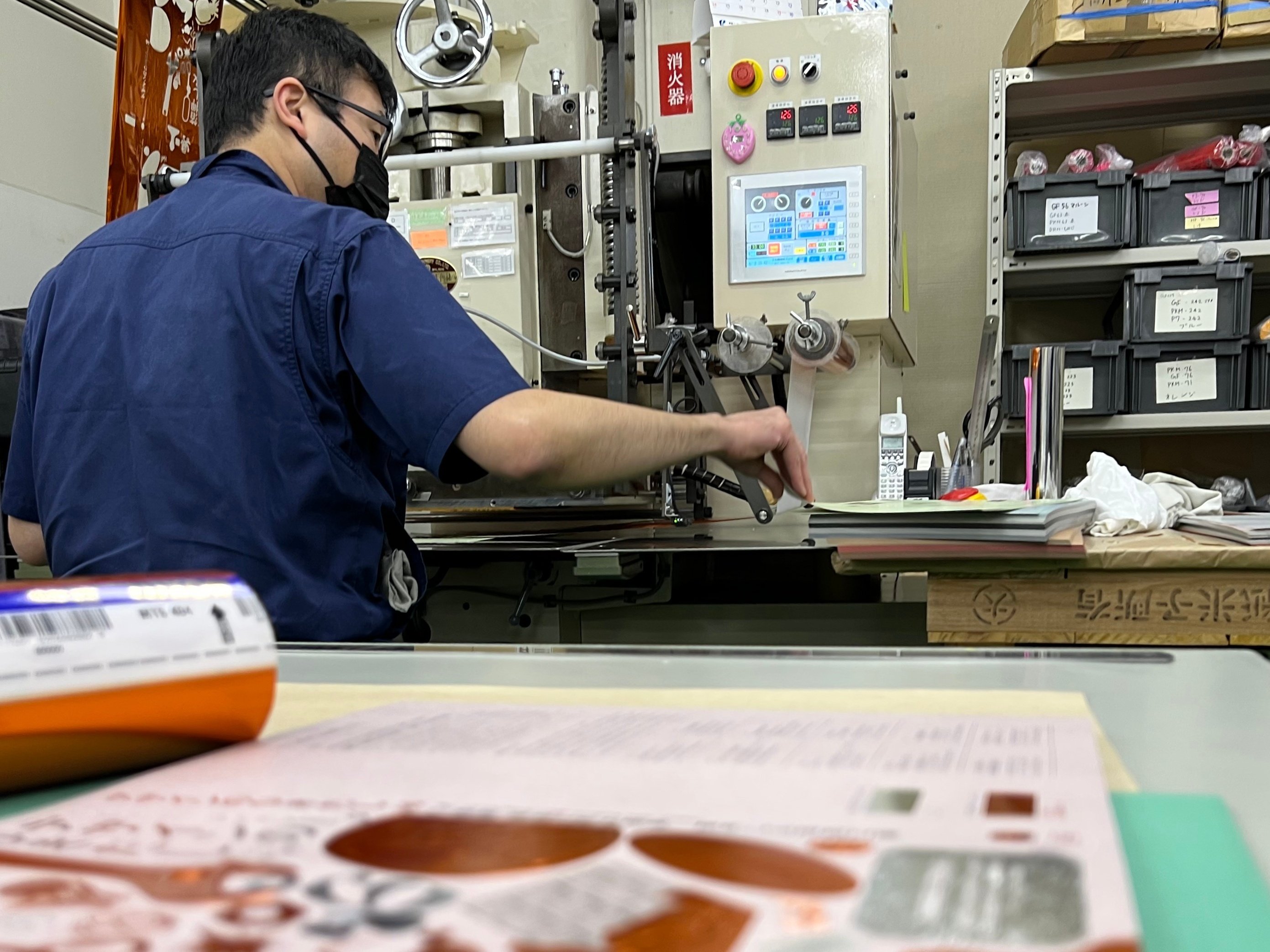 デザインのひきだし46』表紙に使われた6種類のクルツ箔｜箔のライブラリー