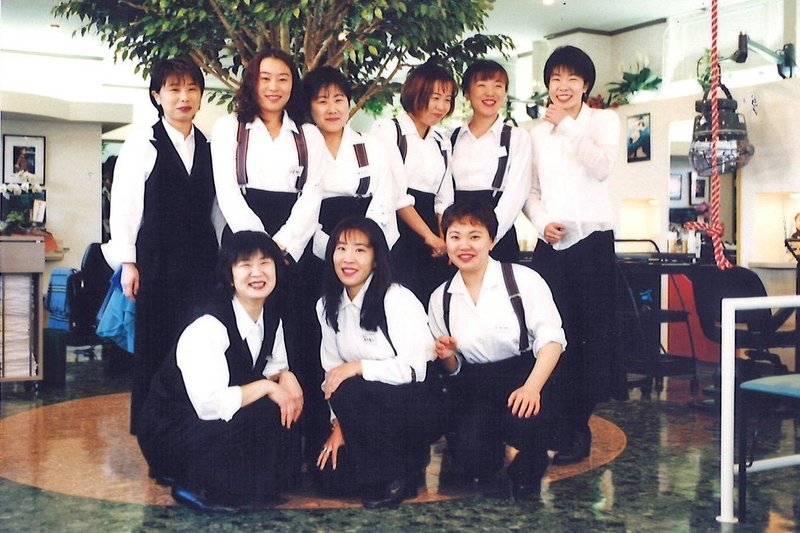 入社当時の郡司成江さん(上段左端)=本人提供