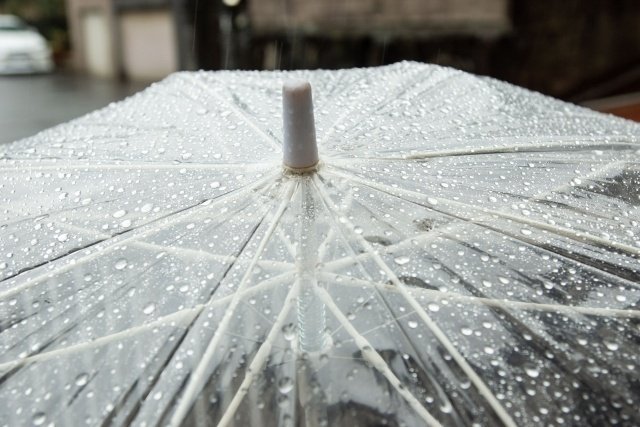 雨に濡れた傘