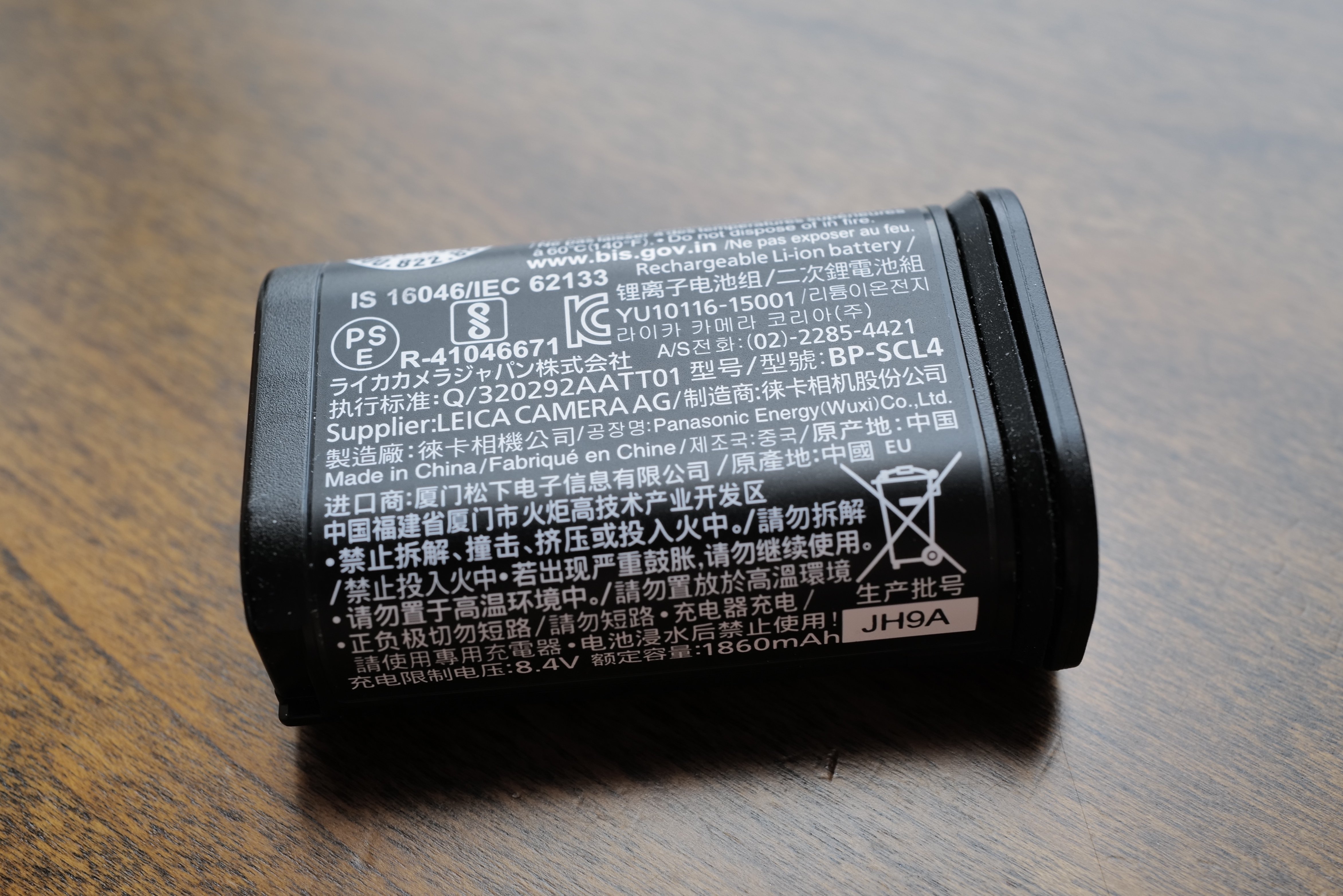 Leica Q2のバッテリーを外出先で充電する|綾悠宇(MehrLicht!) Leica Q2のバッテリーを外出先で充電する|綾悠宇(MehrLicht!)
