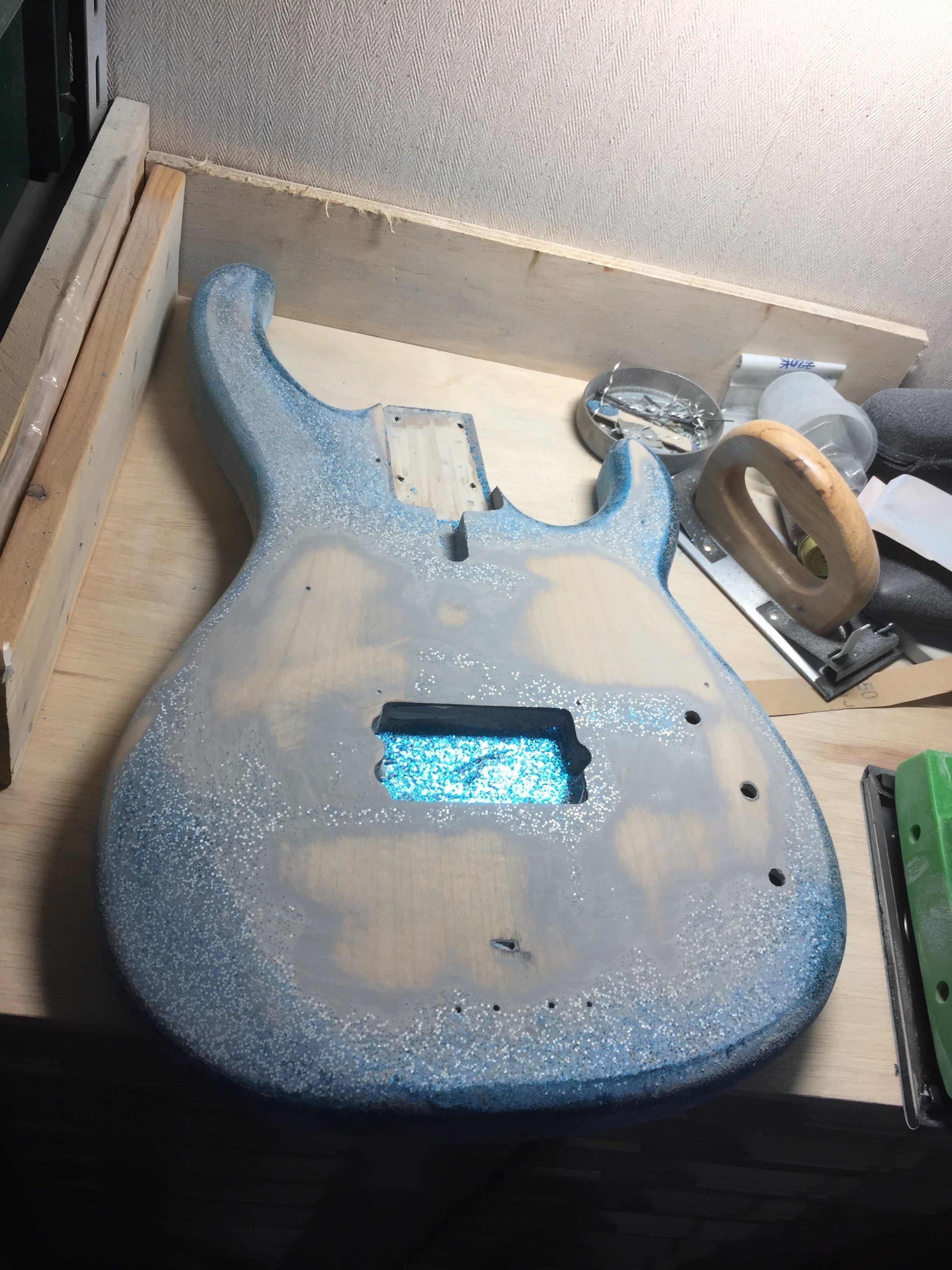 入荷特報】RHCPの名作で活躍したベース MODULUS FB4 Blue Flake