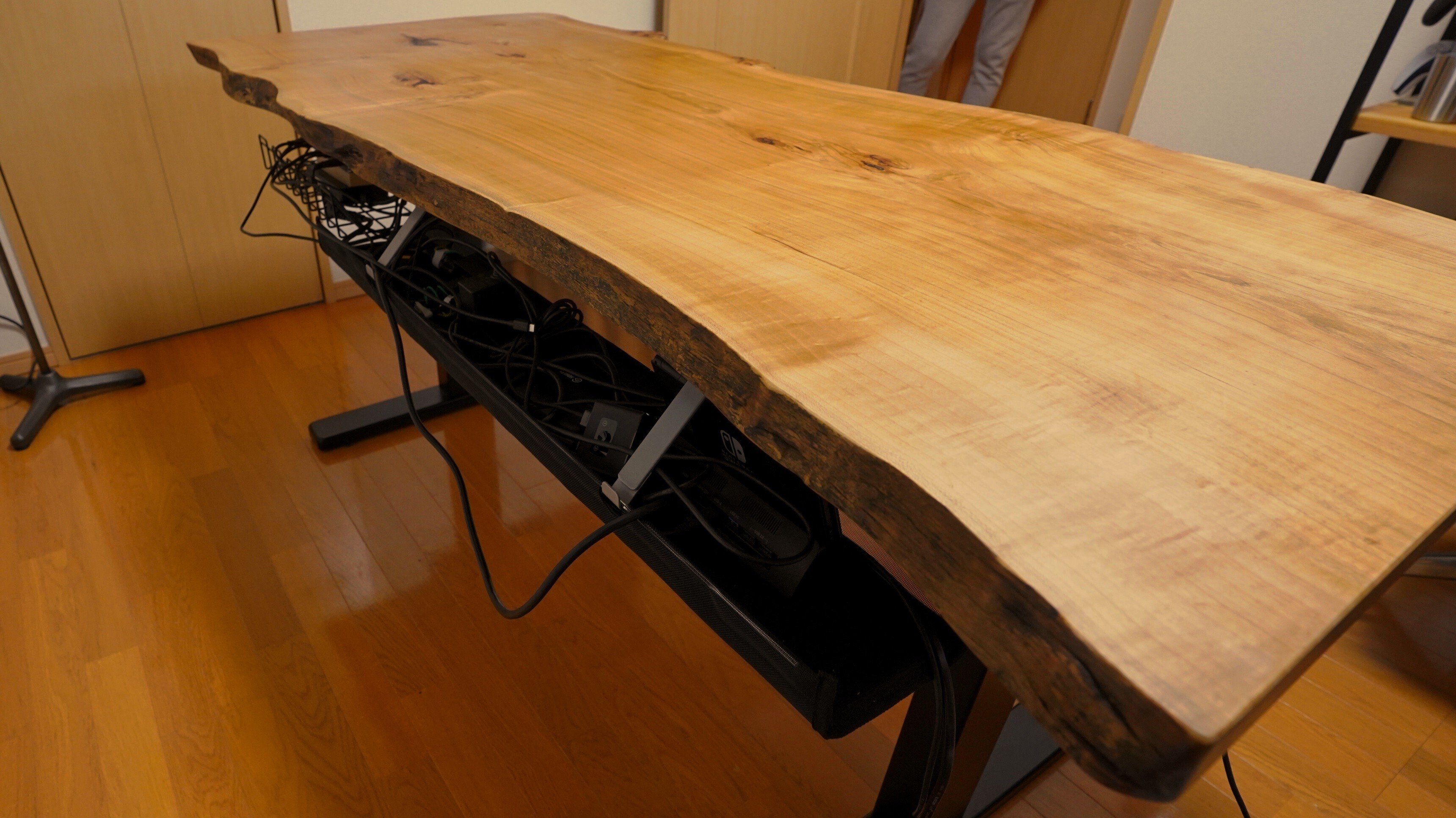 自然を感じる一枚板をデスクにインストールするまでの話｜taniguchi