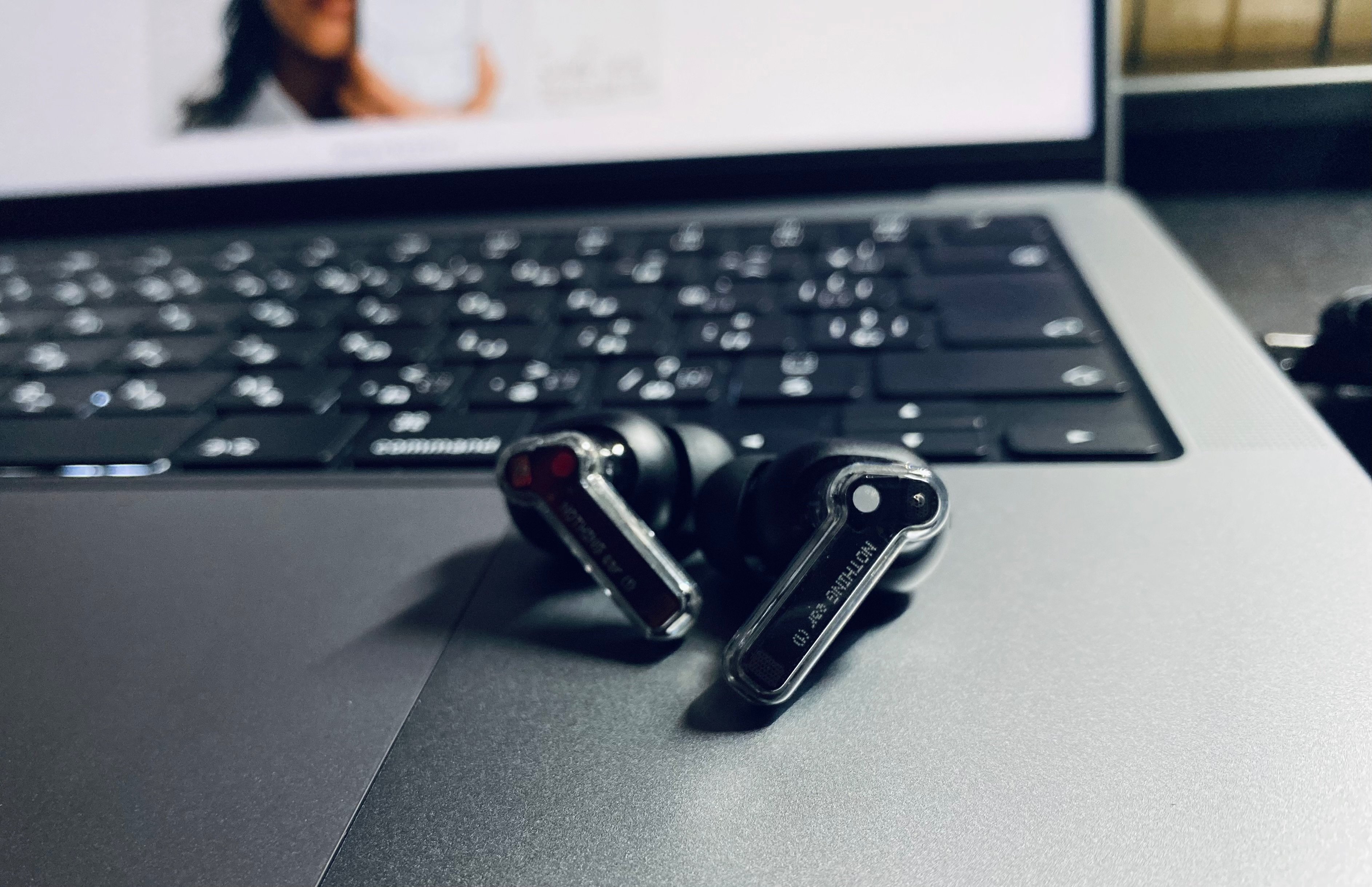 Apple - Nothing ear 新品・未使用 Nothing、初の“ながら聴き”完全ワイヤレス。24800円 - AV Watch