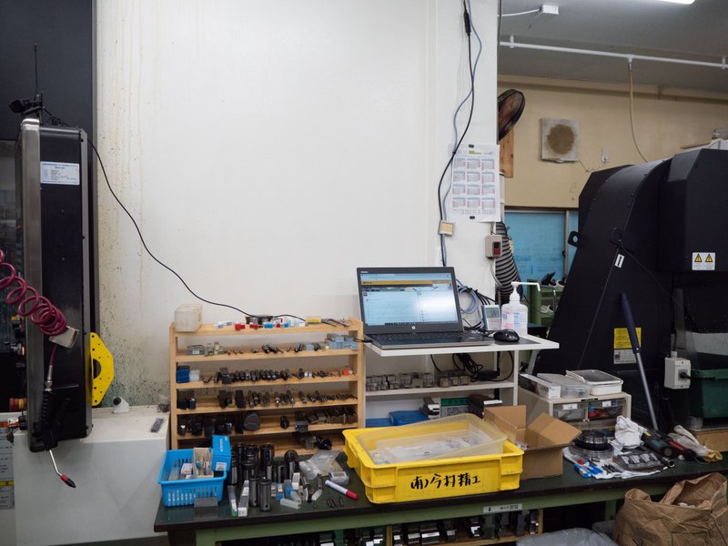 機械の横にパソコンが並んでいます