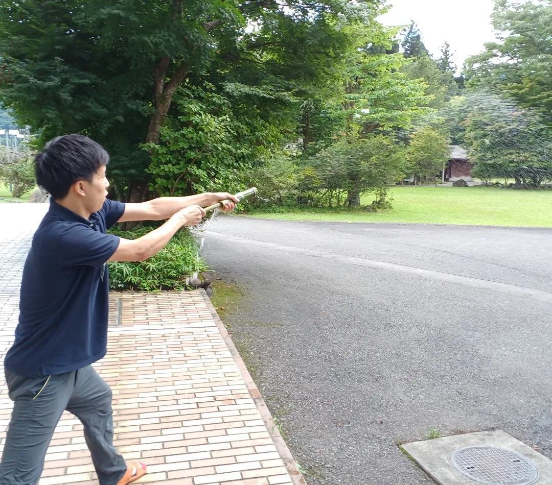 竹で遊んでみた（竹水鉄砲）｜葛飾区立日光林間学園