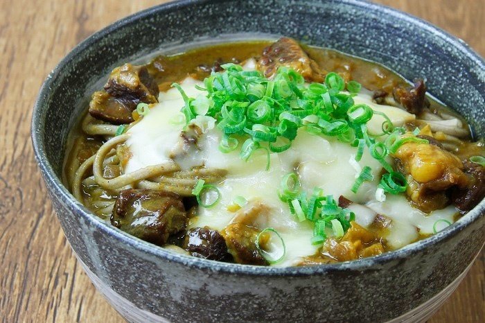 お蕎麦屋さんのカレーそばをレトルトカレーで!簡単レシピをご紹介