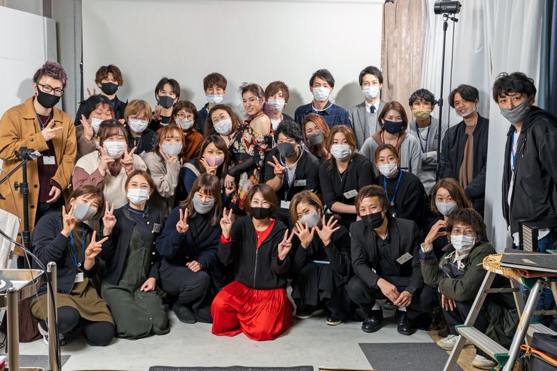 郡司成江さんと社員の皆さん=本人提供