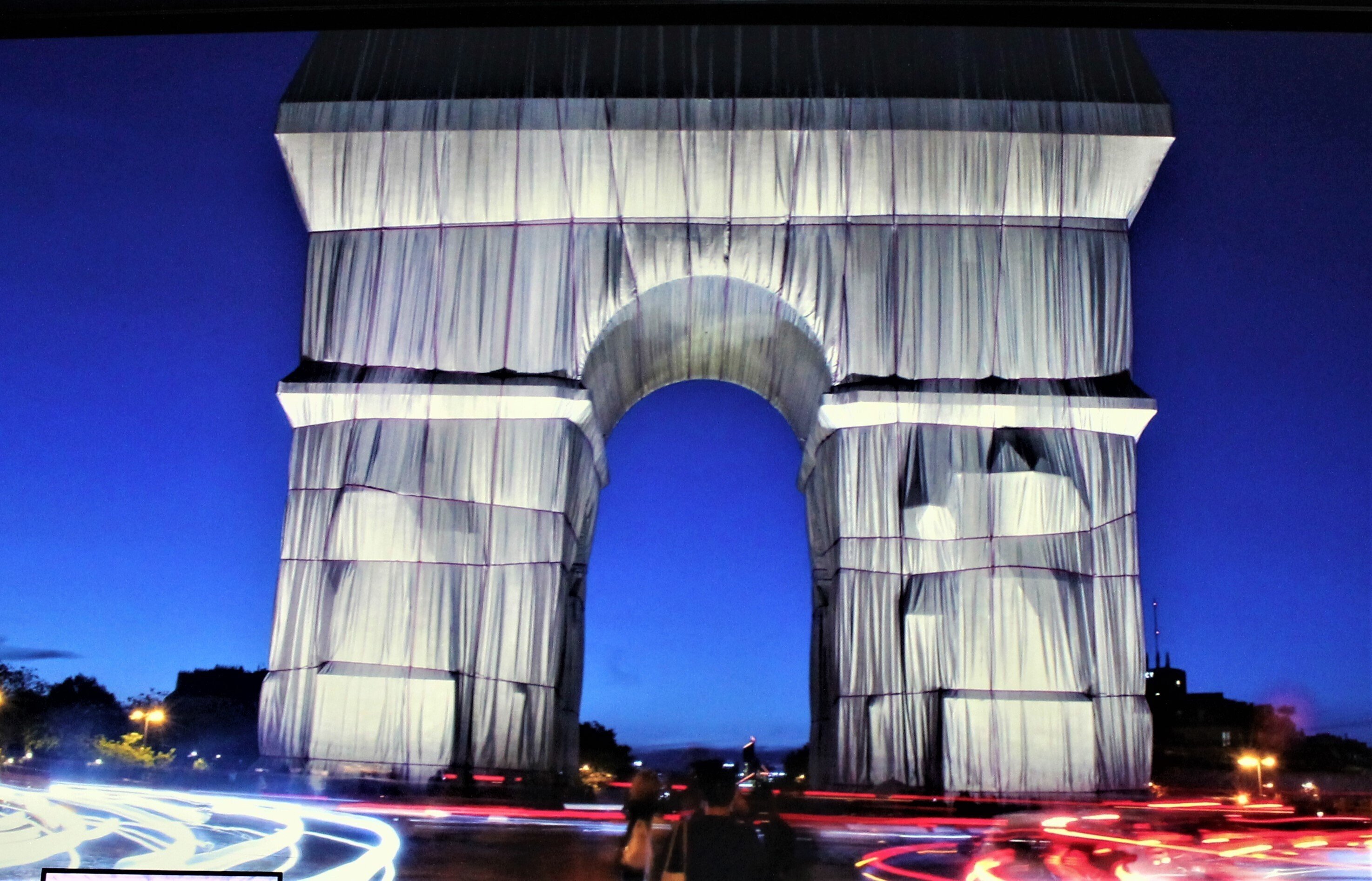 クリストとジャンヌ゠クロード-包まれた凱旋門 (→人生を懸ける,の意味