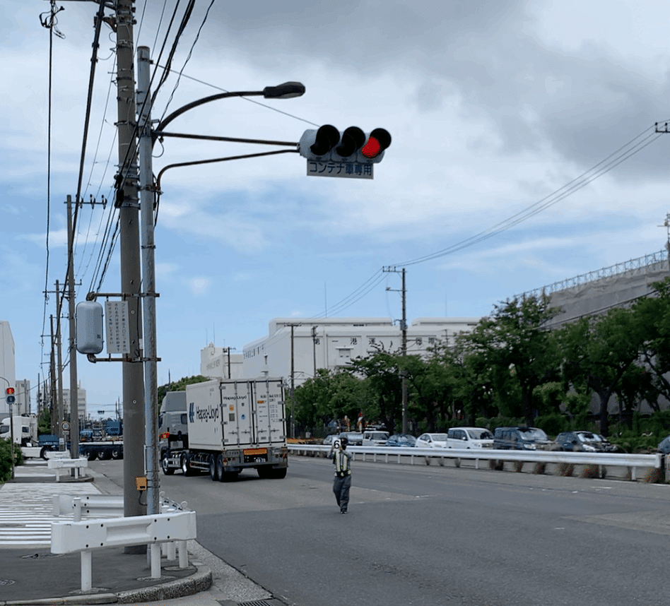 赤黄赤と赤赤赤の信号機｜藤倉