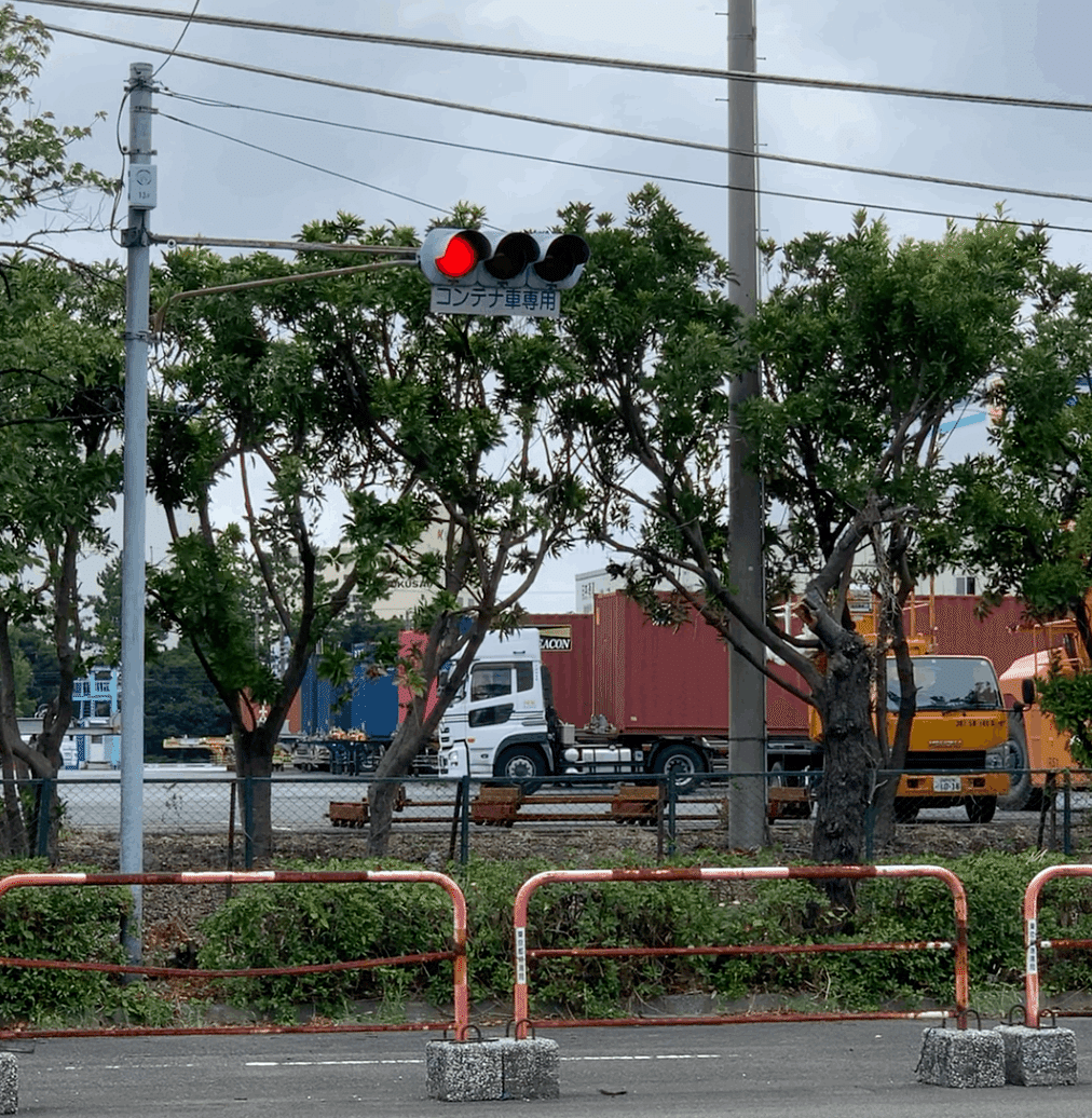 赤黄赤と赤赤赤の信号機｜藤倉