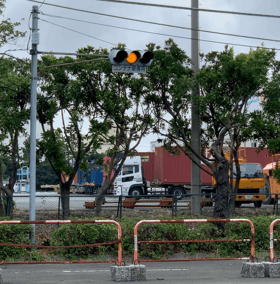 赤黄赤と赤赤赤の信号機｜藤倉