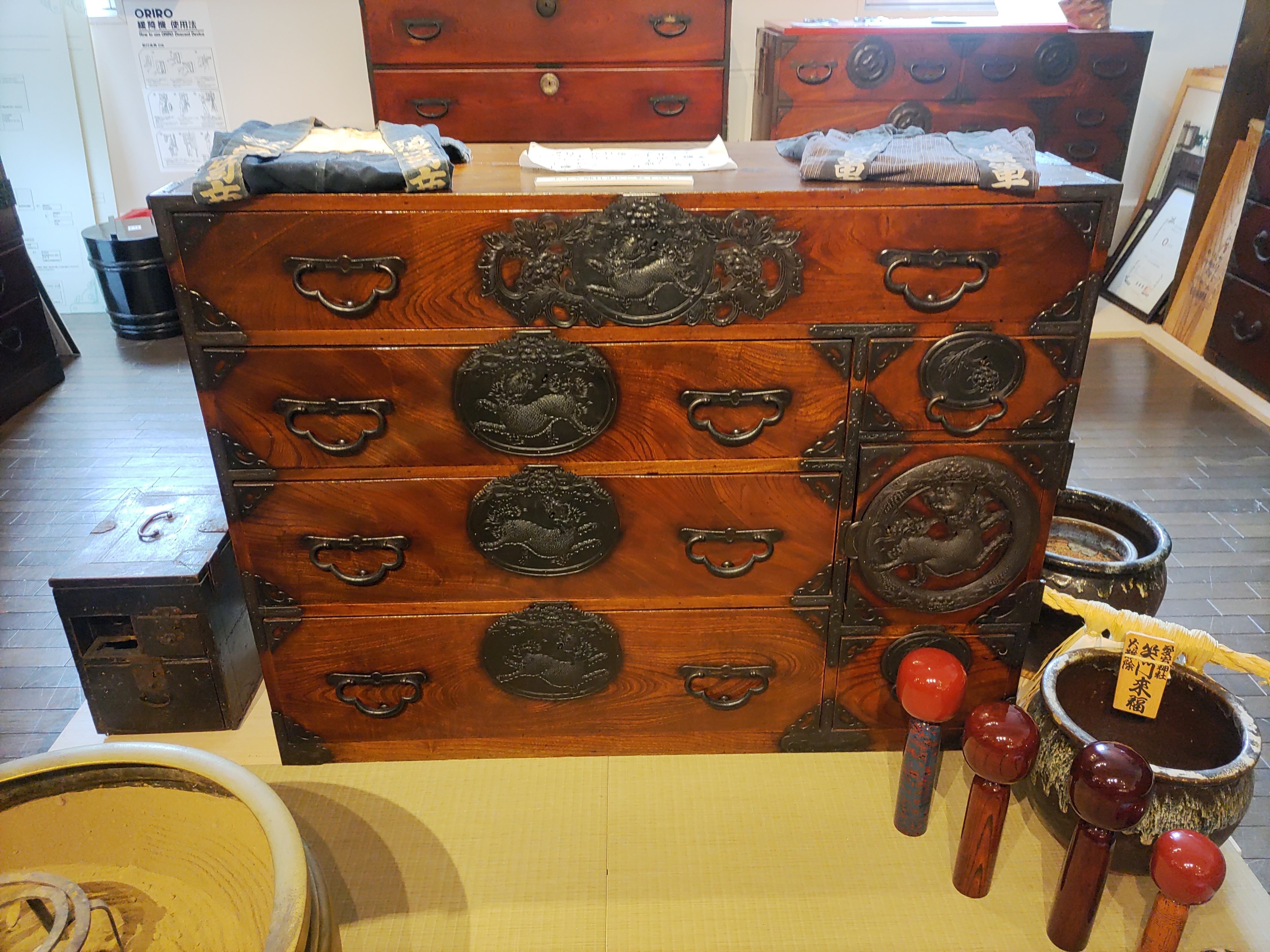 東北のイッピン】木目の美しさ、金具の豪華さ…職人技が光る憧れの家具