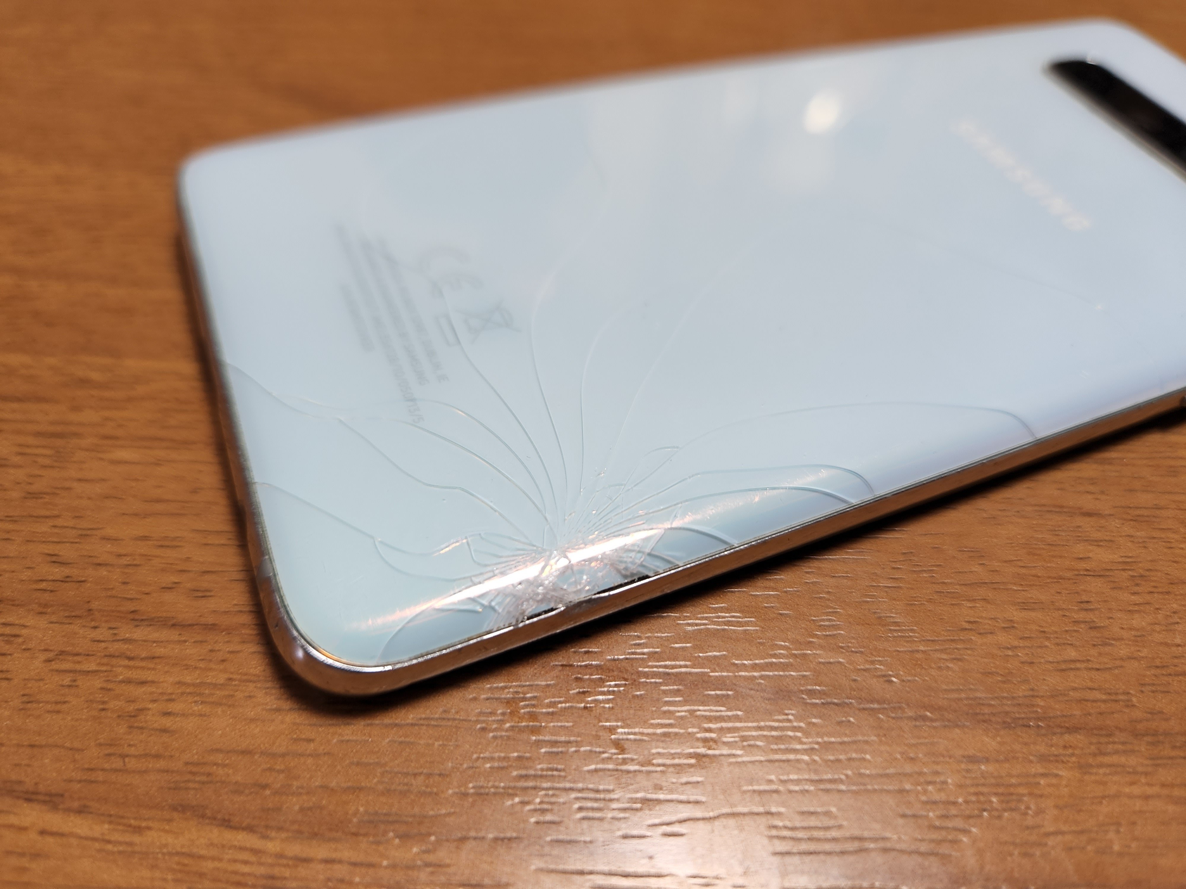 Galaxy S10の背面カメラにヒビが入っている。 背面ガラス交換で