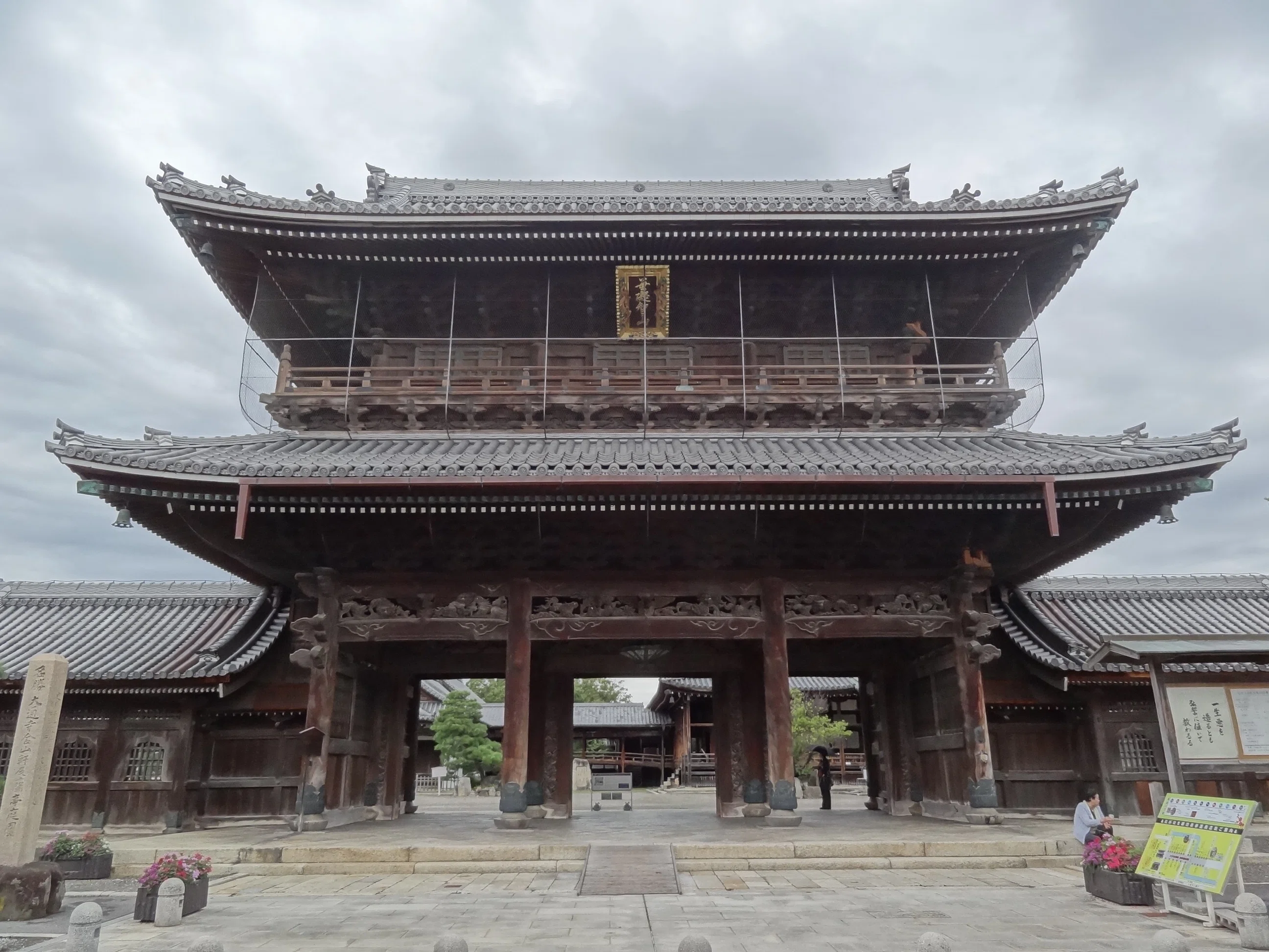 山門は東本願寺を模した大門「大通寺」【滋賀湖北シリーズ】｜やんまあ