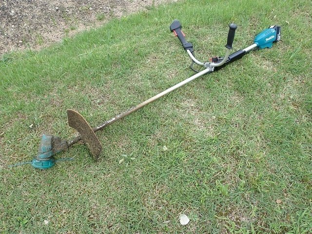 マキタの電動草刈り機でナイロンコードカッターを使いたい｜くりばた 