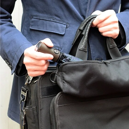 濡れたままの折畳み傘をスマートに収納 ビジネスシーンでも活躍 Assiston Note 濡れたままの折畳み傘をスマートに収納 ビジネスシーンでも活躍 Assiston Note