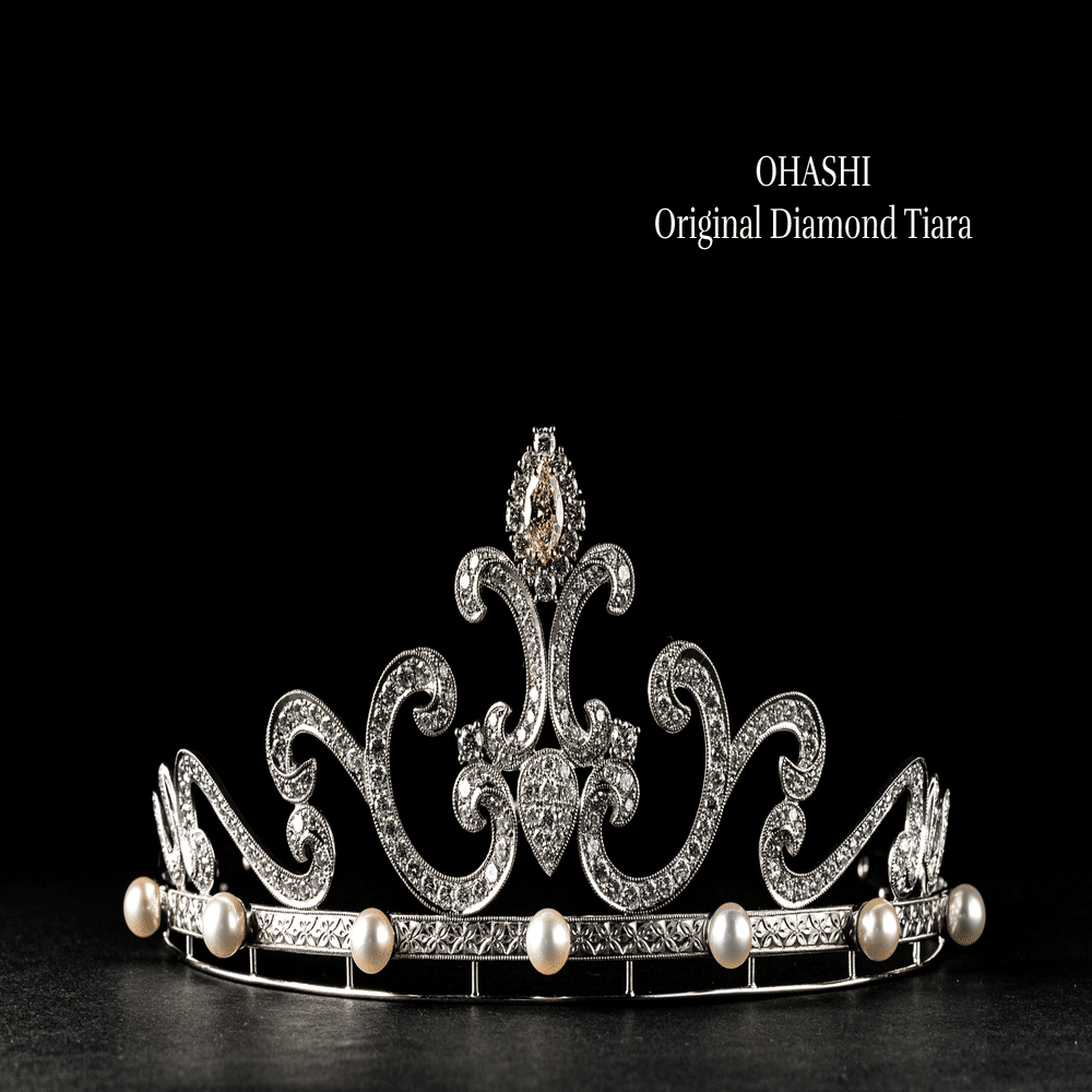 輝く女性たちに「本物」のジュエリーで彩られたティアラを冠する体験を