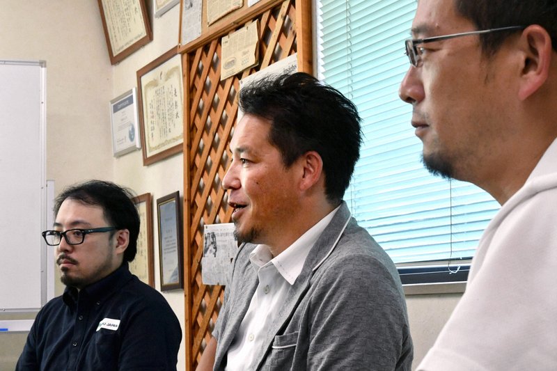 「発ジャパン」について語る(右から)中本裕司さん、鈴木隆史さん、岩澤旭さん=西夏生撮影