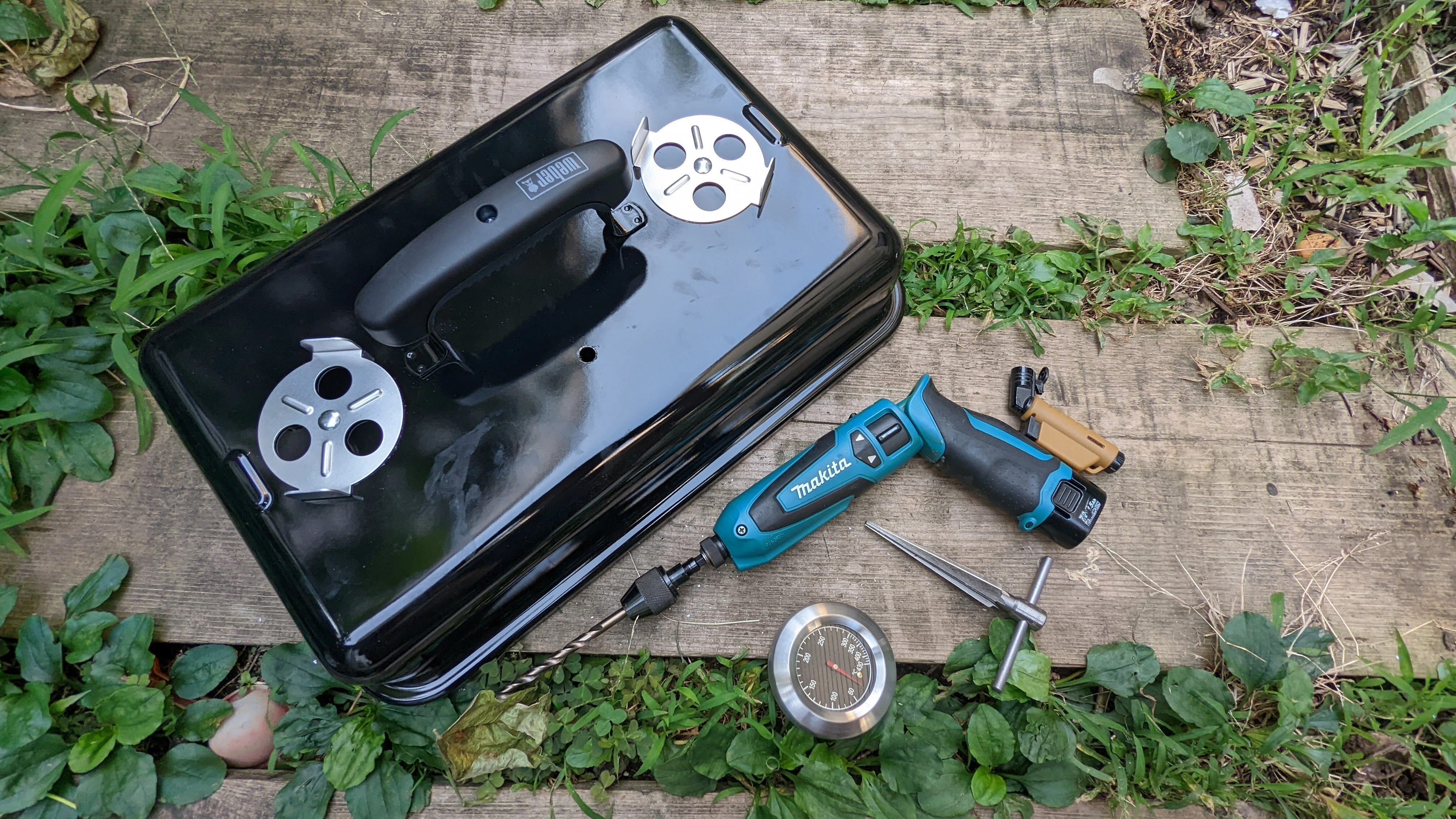 weber ゴーエニのバーベキューコンロに温度計をつけよう｜106