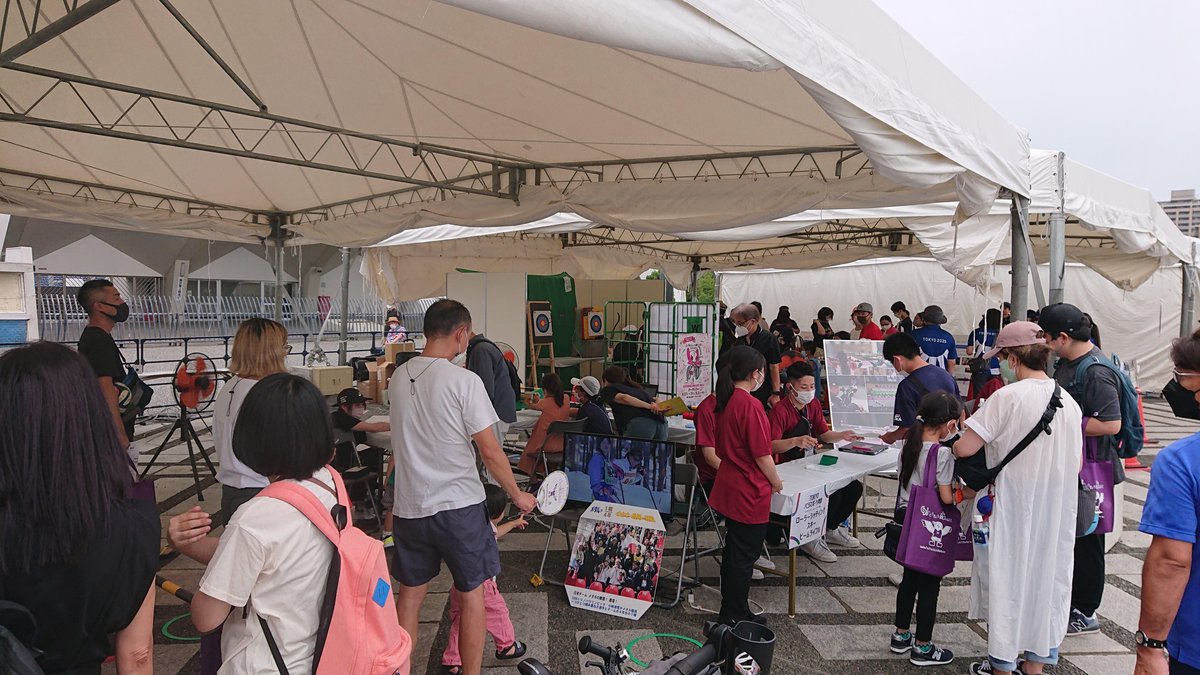 The para-shooting booth. Many people are trying it out.