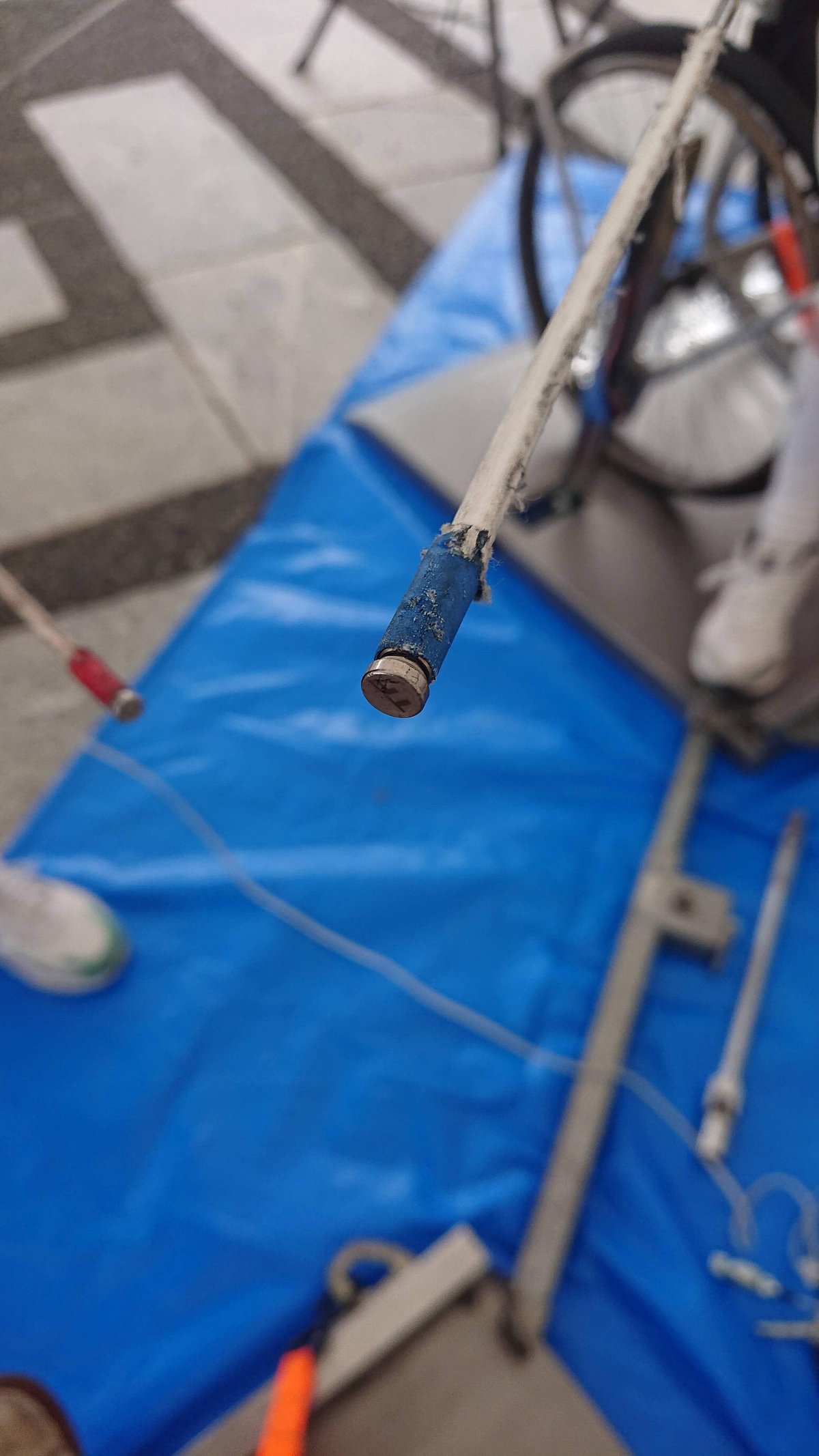 The tip of a fencing saber. It is button-shaped and is designed to send out electricity when stabbed.