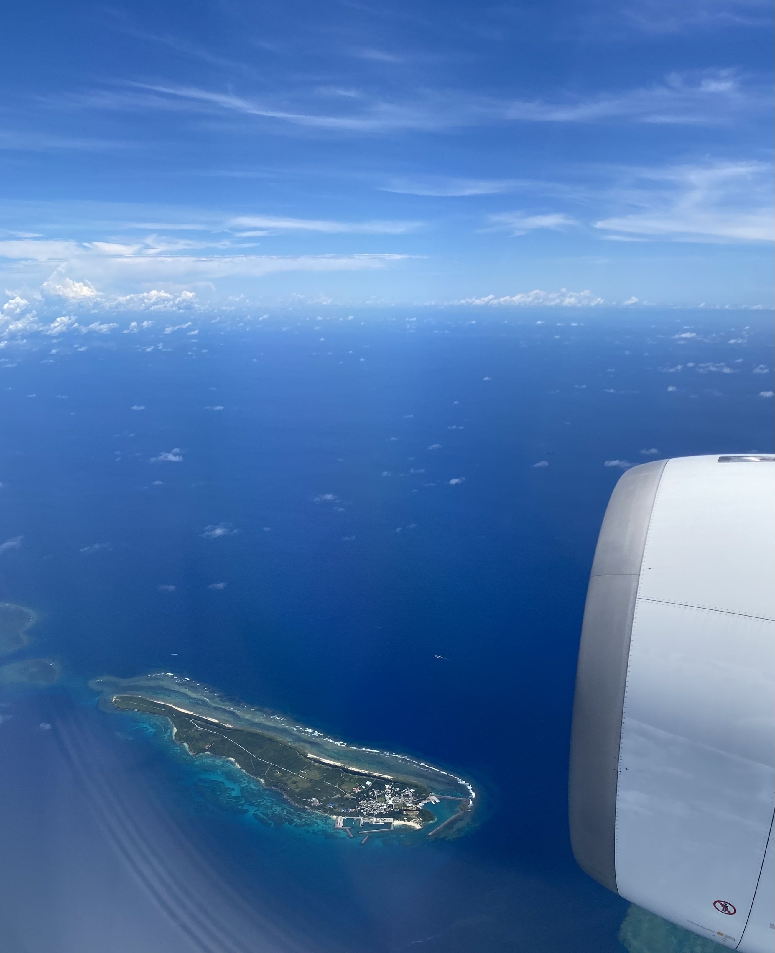 飛行機の窓 これなに？飛行機の窓の下についている「丸」｜みかんブログ