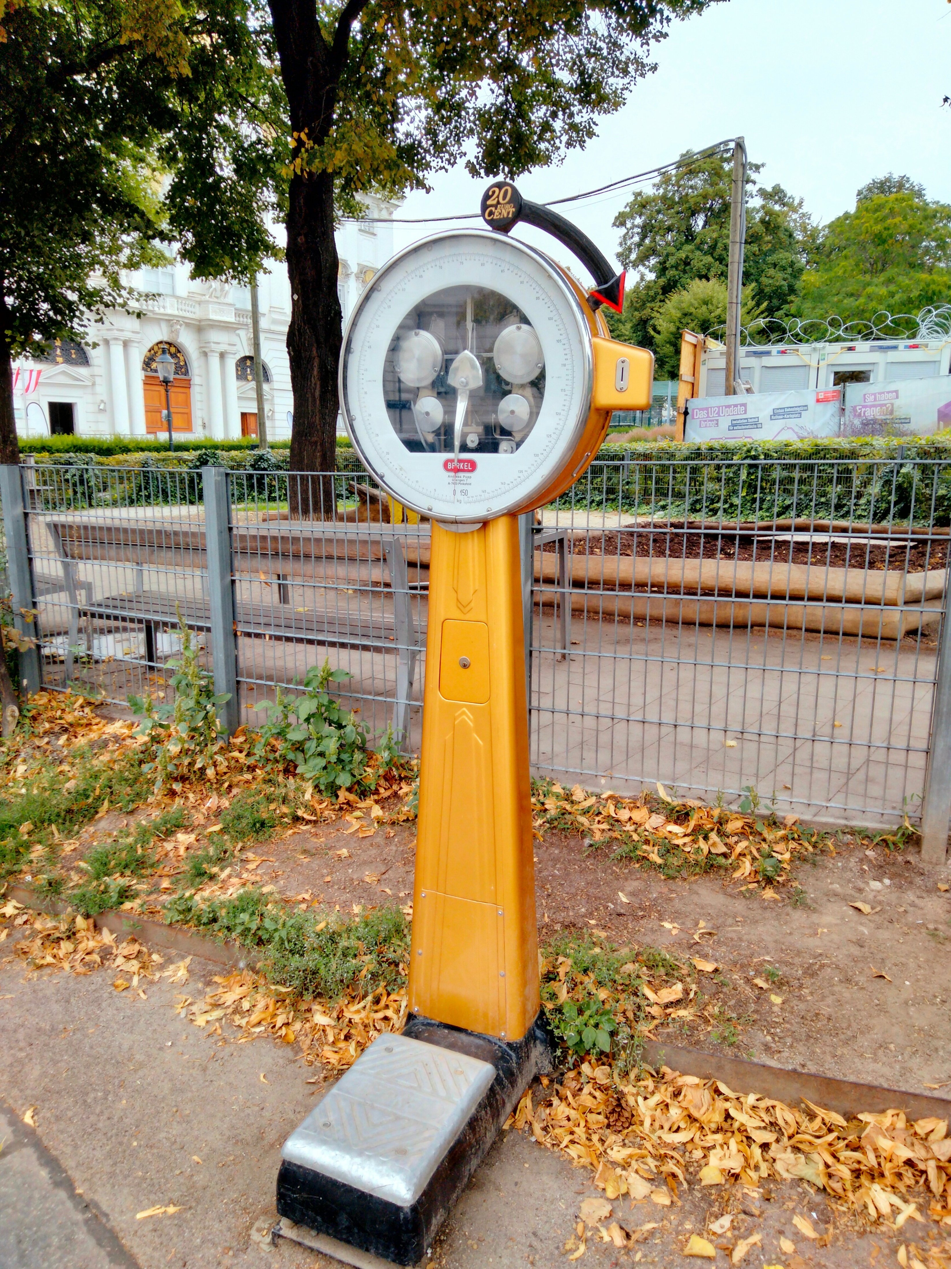 体重計 最大130kg 円形ガラスプレート 体重計の街ウィーン｜『バカロレアの哲学』裏メニュー｜ウィーン