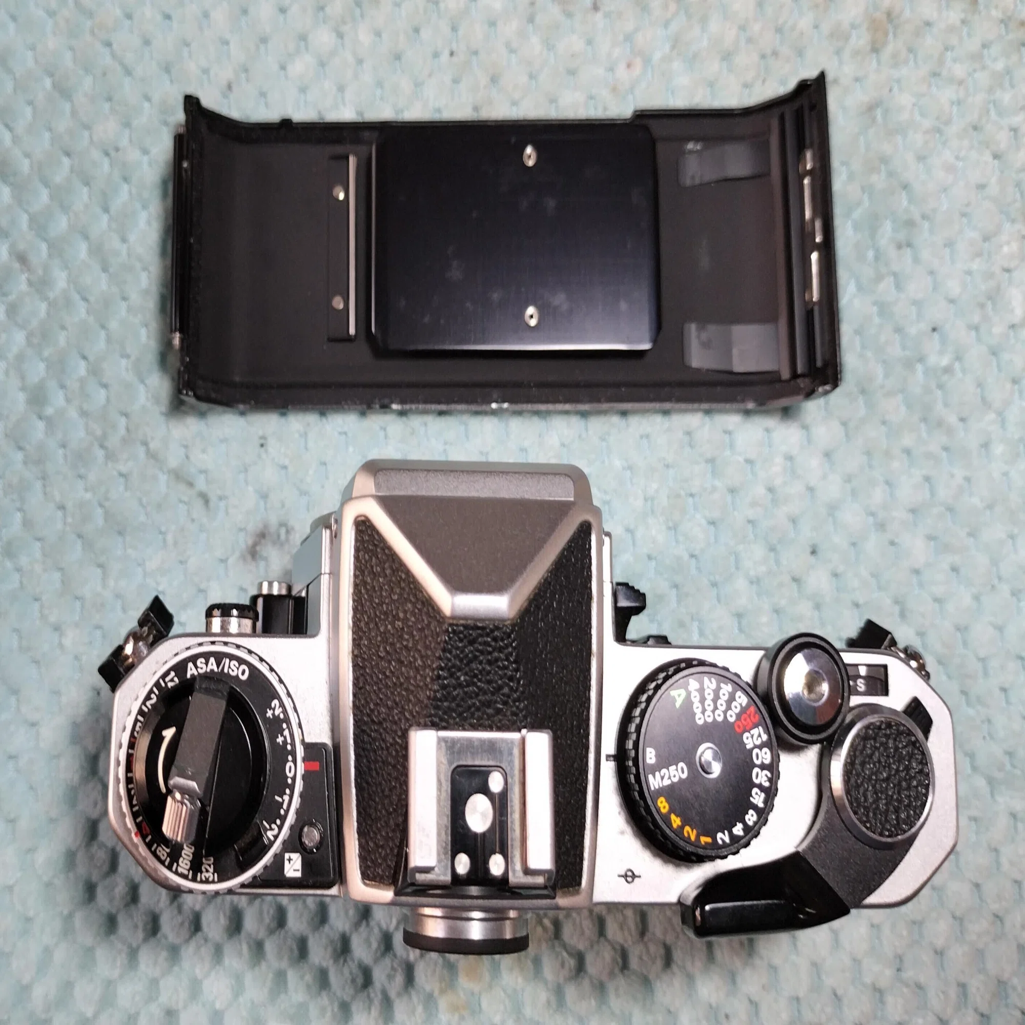 Nikon FE2の分解｜フィルムカメラ修理のアクアカメラ