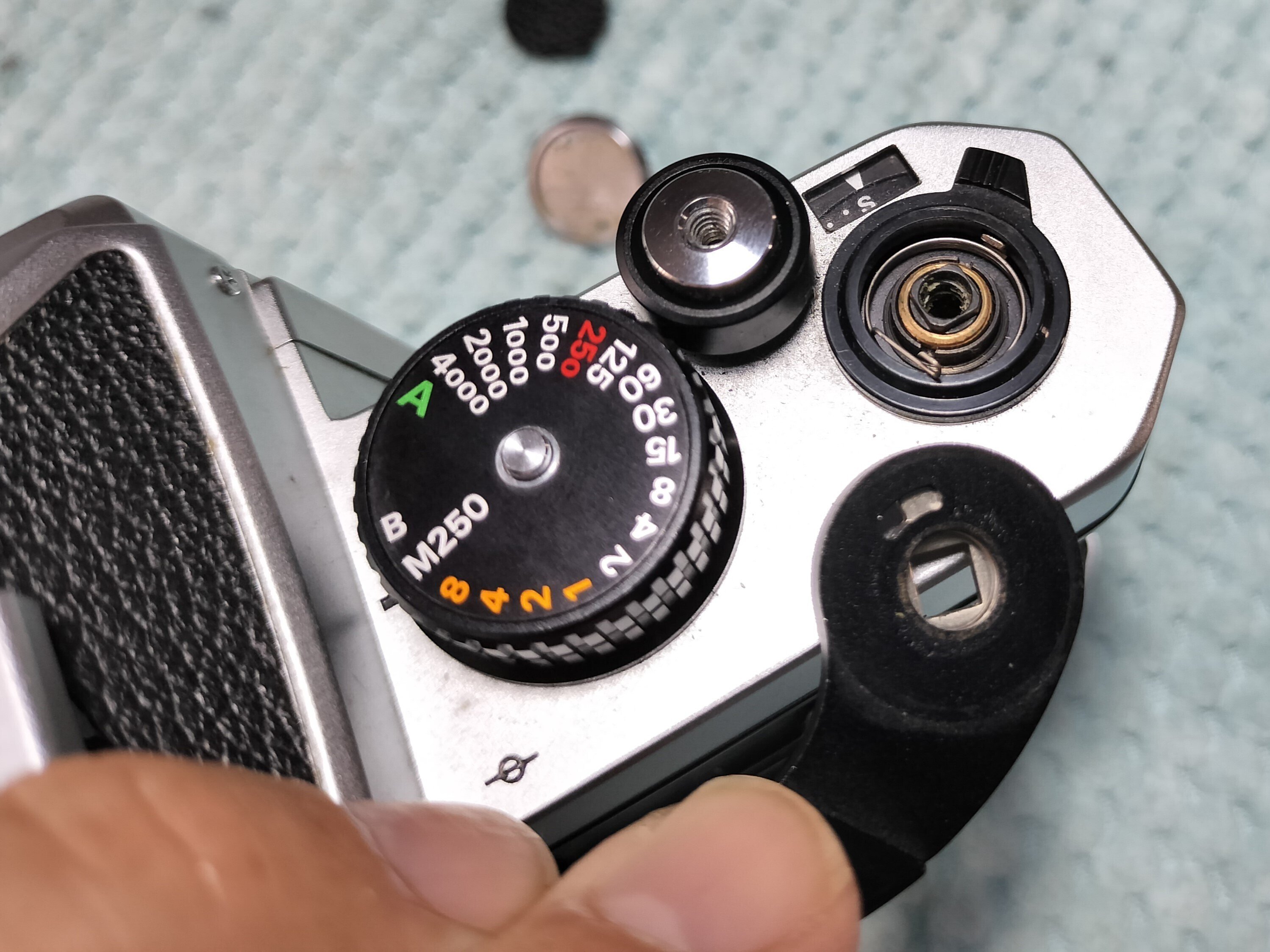 Nikon FE2の分解｜フィルムカメラ修理のアクアカメラ