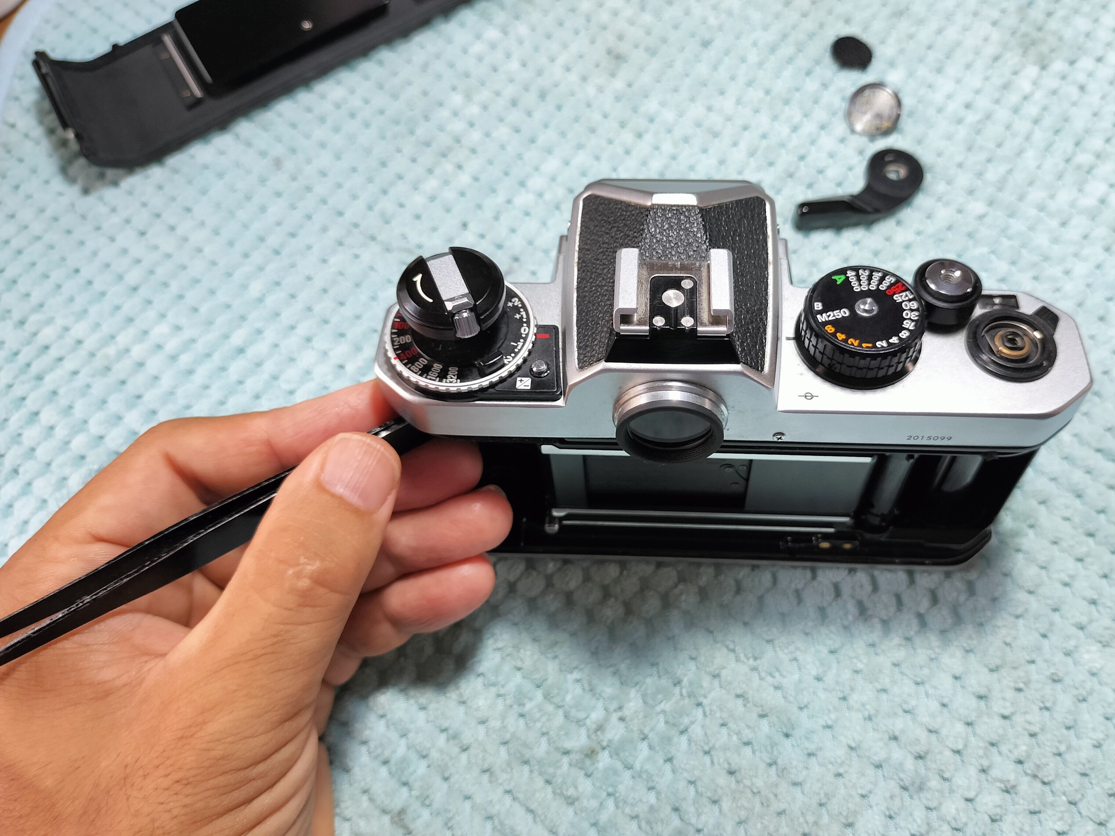Nikon FE2の分解｜フィルムカメラ修理のアクアカメラ