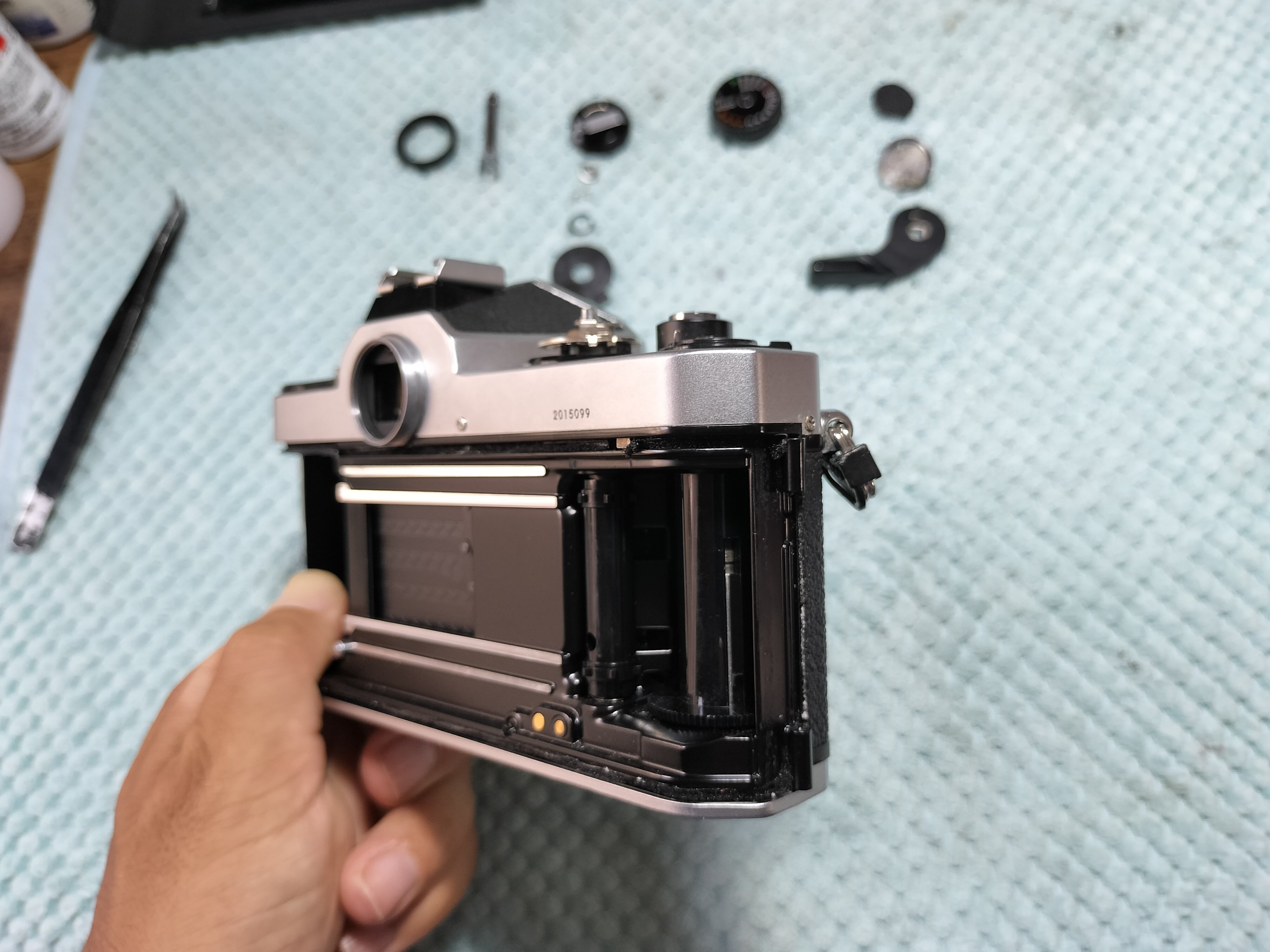 Nikon FE2の分解｜フィルムカメラ修理のアクアカメラ