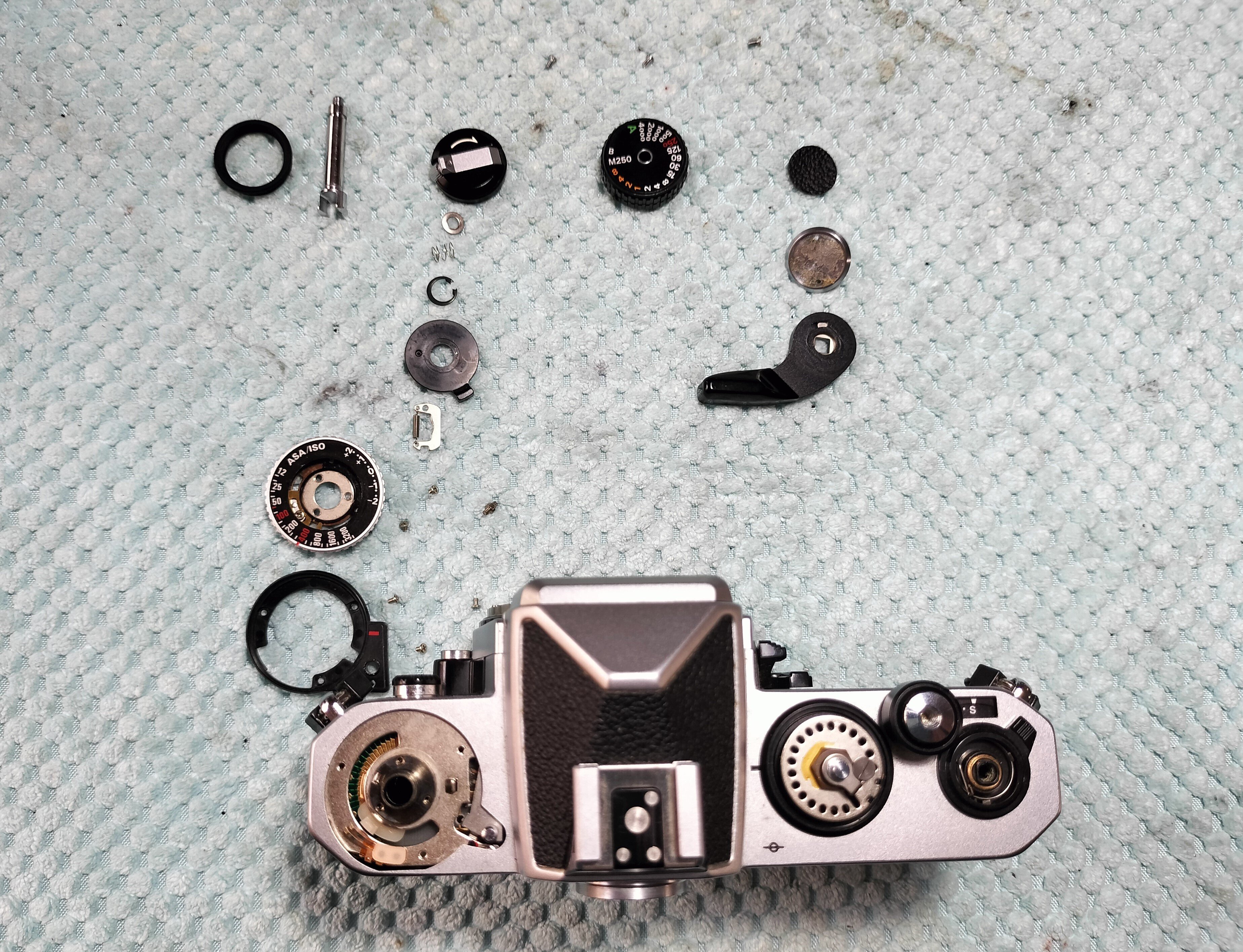 Nikon FE2の分解｜フィルムカメラ修理のアクアカメラ