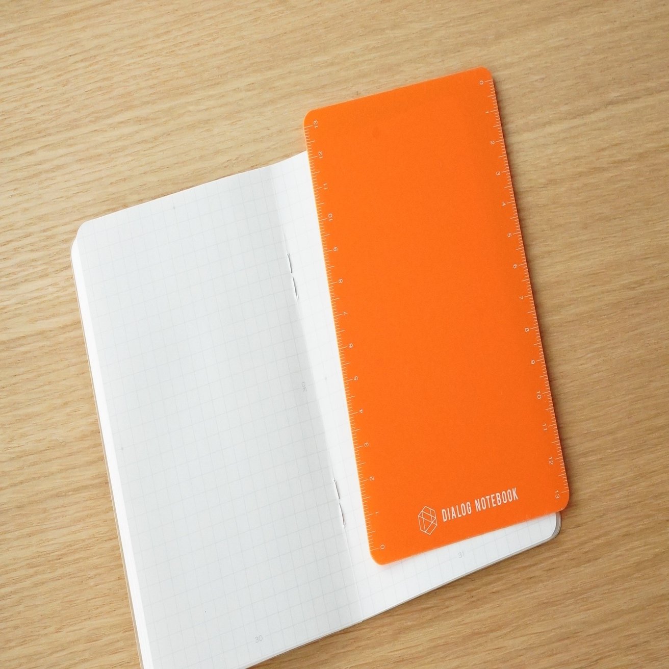 お知らせ Dn下敷き オレンジ 限定販売開始 Dialog Notebook ページ番号入りの小さな方眼ノート Note