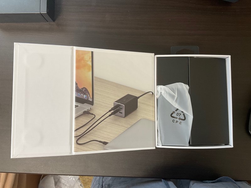 充電器（SonicCharge)とのMacとのコラボレーションが映し出された写真。Appleのデザインがシンクロしていると思うのは僕だけかな…🤔