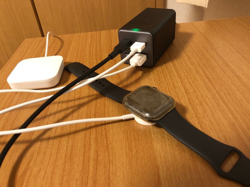 USB-AはAppleWatch用の充電器、NatureRemo。USB-CはiPadAirの充電に使っている。iPadAirは急速充電（USBPD規格）に対応しているので、通勤前の充電し忘れのときに頼りになりそうな予感😳