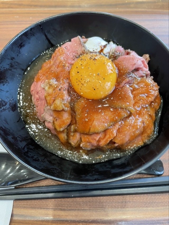 フードコートのローストビーフ丼💛つい、、つい食べちゃうんよ。たまにのプチ贅沢！！（いつもは白米＆明太子or納豆で十分な人）