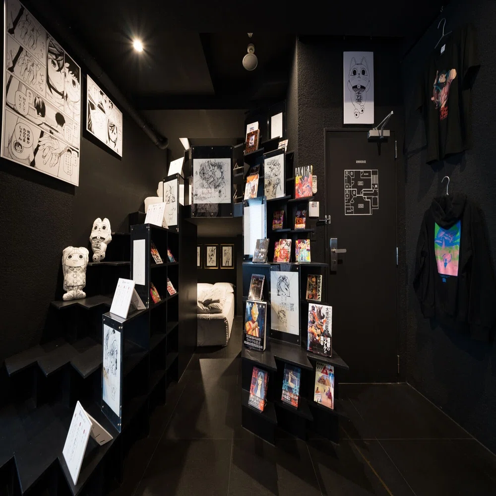 ダンダダン』✖️「MANGA ART ROOM, JIMBOCHO」がOPEN！｜BOOK HOTEL