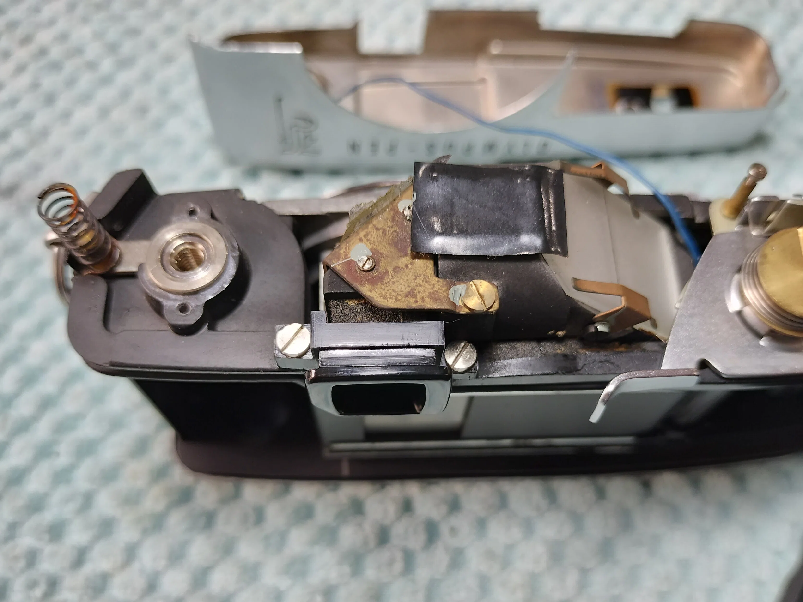 Olympus Pen Fの分解｜フィルムカメラ修理のアクアカメラ