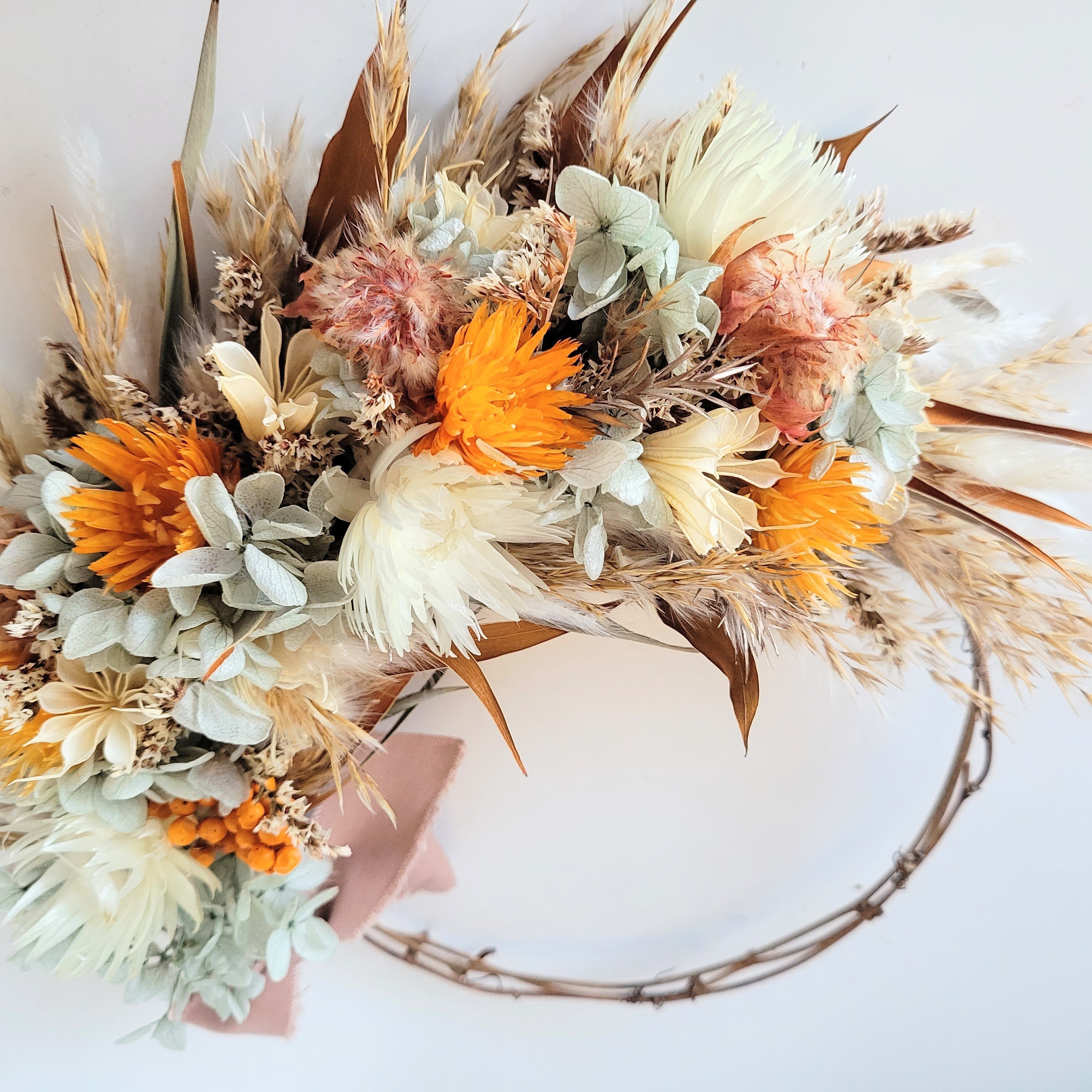 ナチュラルカラーのドライフラワーリースで秋のインテリア準備｜お花と